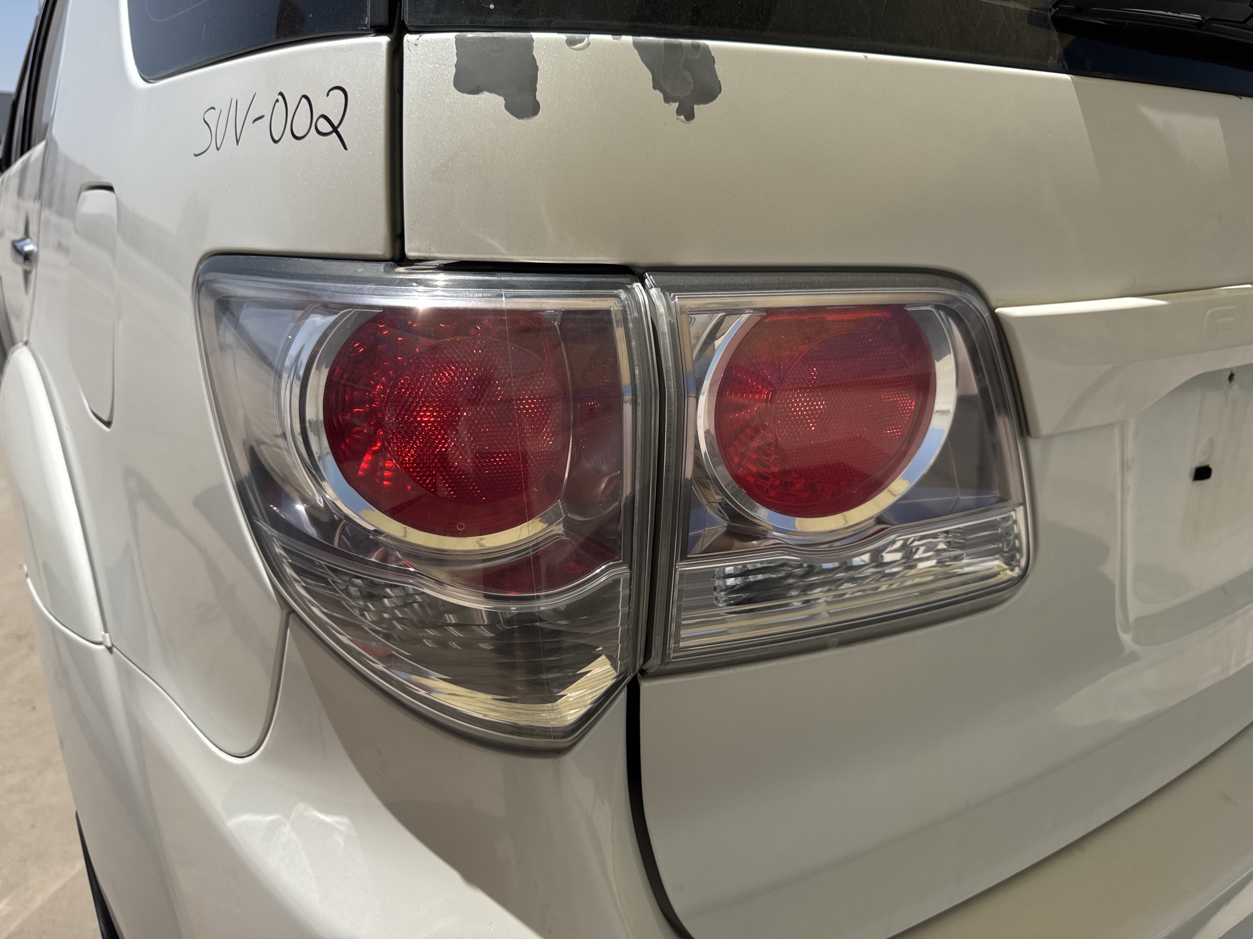 SUV-002-Toyota-Fortuner-SUVs-inspection-Electronics-Tail-lamp-1