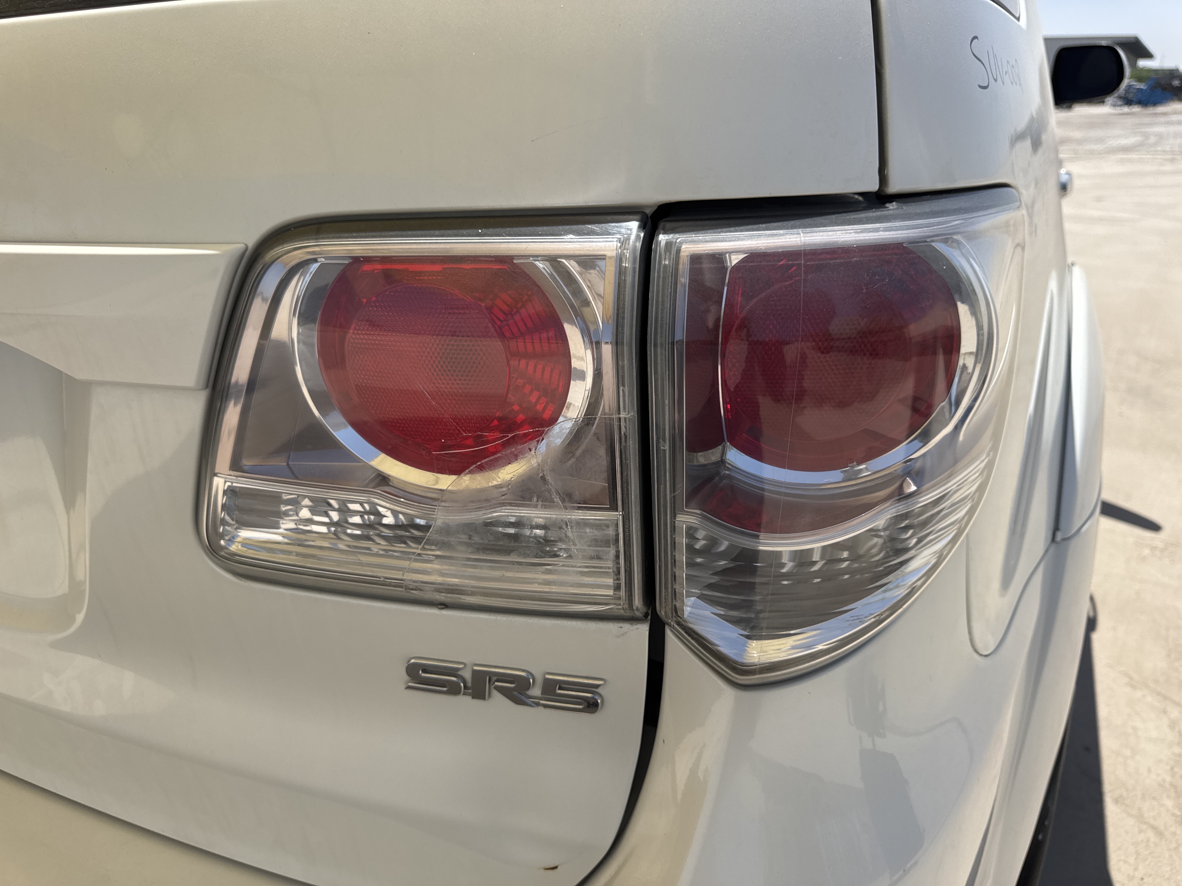 SUV-002-Toyota-Fortuner-SUVs-inspection-Electronics-Tail-lamp-1