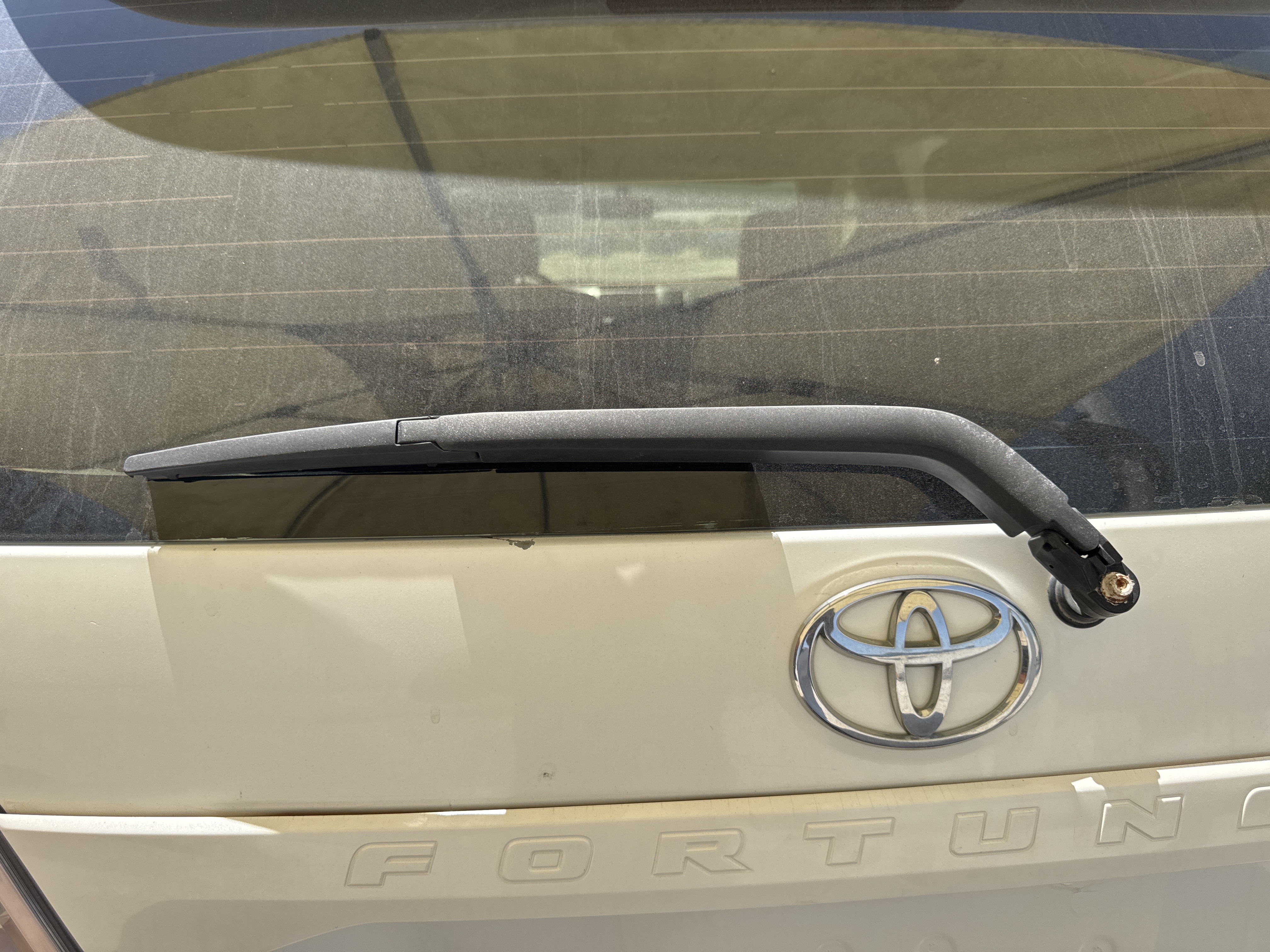 SUV-002-Toyota-Fortuner-SUVs-inspection-Electronics-Rear-wiper-1