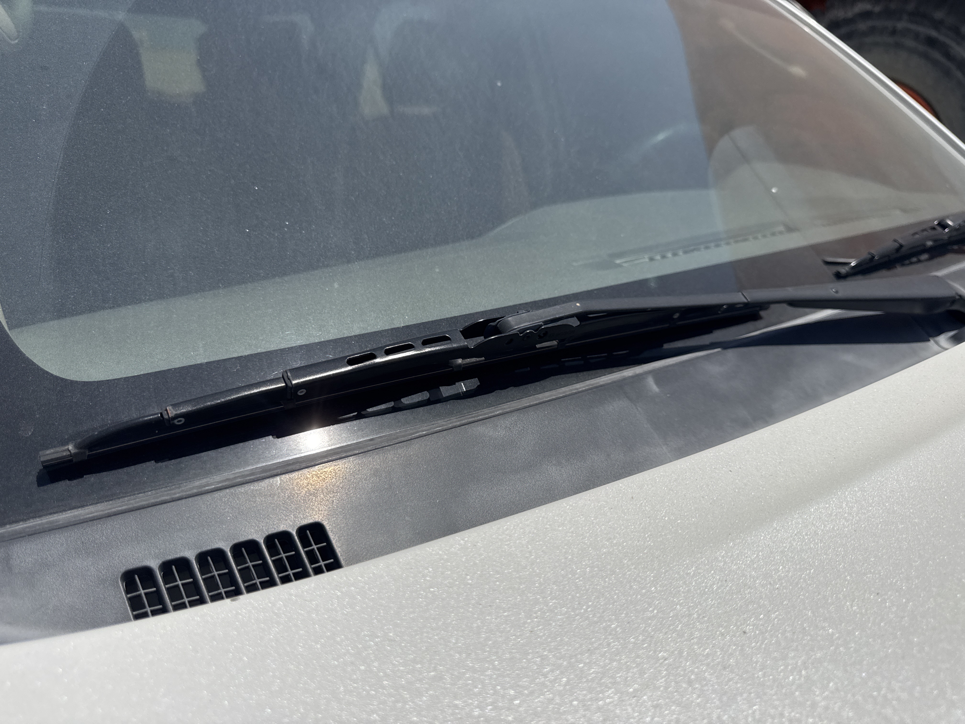 SUV-002-Toyota-Fortuner-SUVs-inspection-Electronics-Front-wiper-1
