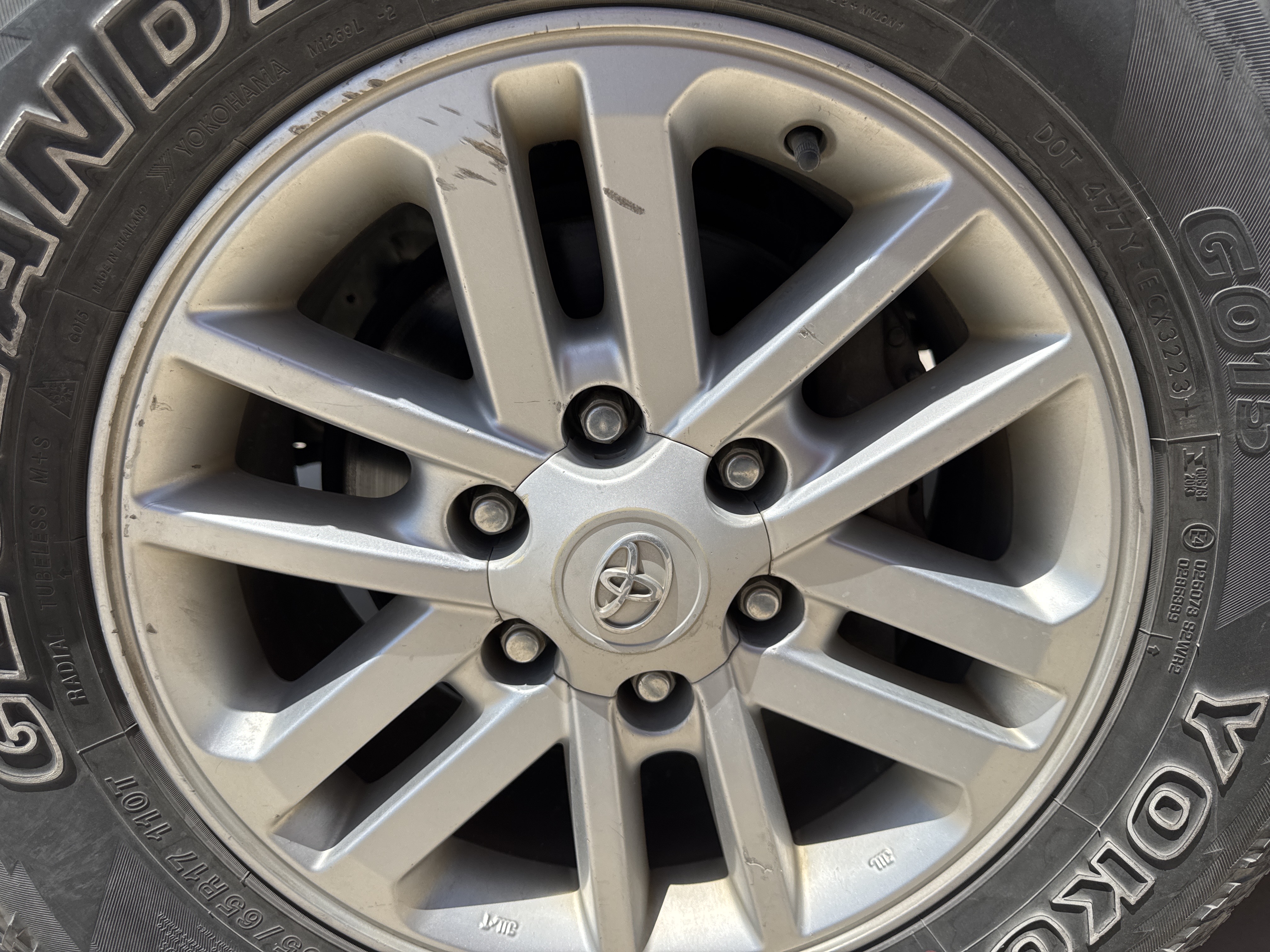 SUV-002-Toyota-Fortuner-SUVs-inspection-Chassis-Front-left-alloy-/-Rim-2