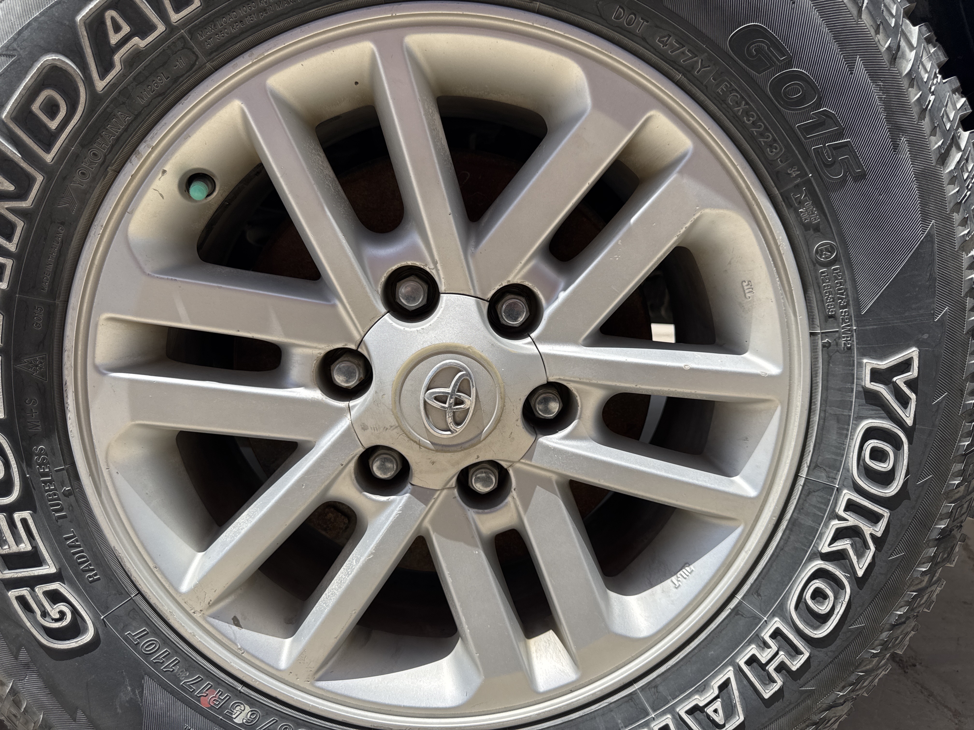 SUV-002-Toyota-Fortuner-SUVs-inspection-Chassis-Rear-left-alloy-/-Rim-1