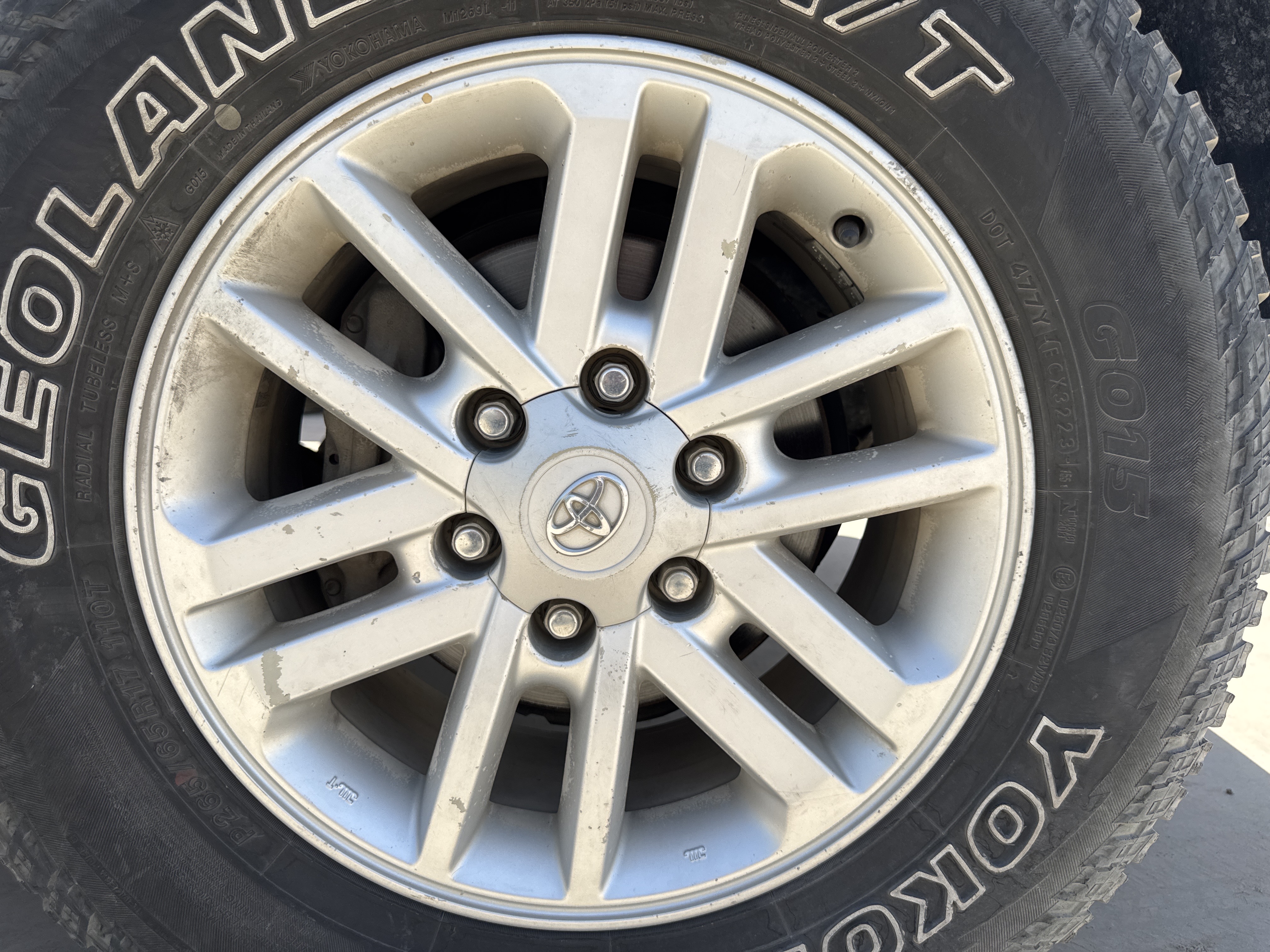 SUV-002-Toyota-Fortuner-SUVs-inspection-Chassis-Front-right-alloy-/-Rim-1