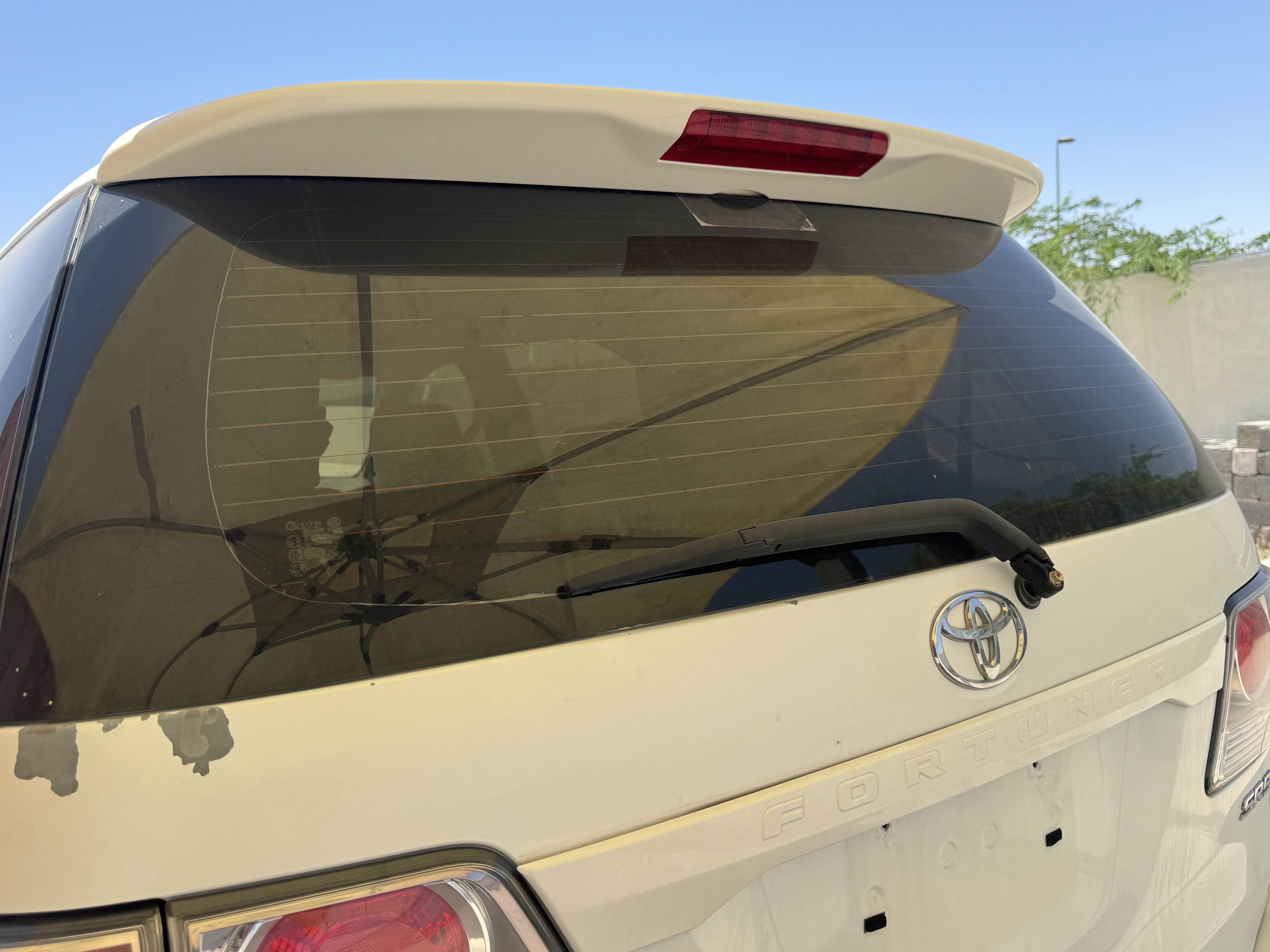 SUV-002-Toyota-Fortuner-SUVs-inspection-Exterior-Rear-windshield-1