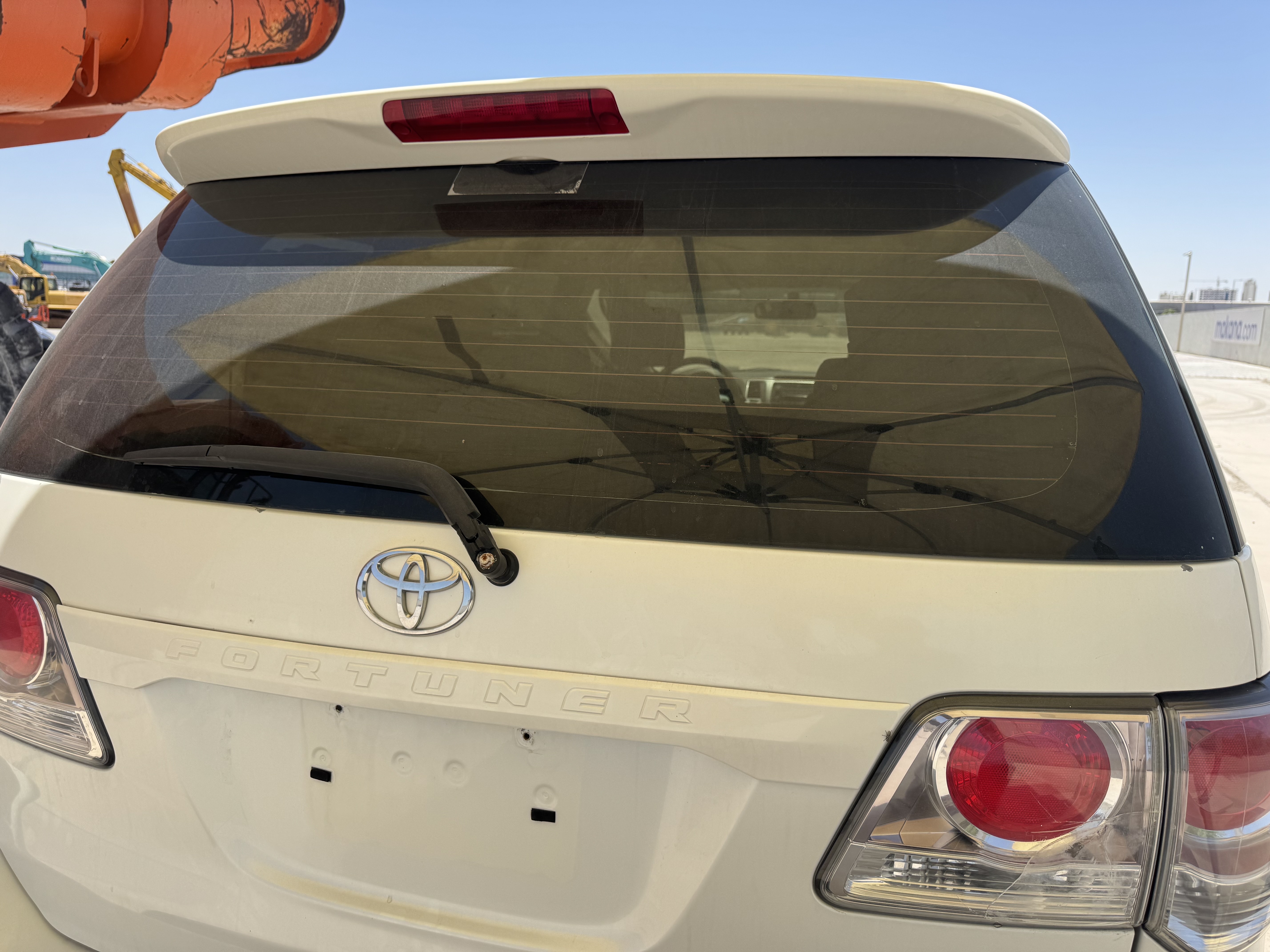 SUV-002-Toyota-Fortuner-SUVs-inspection-Exterior-Rear-windshield-1