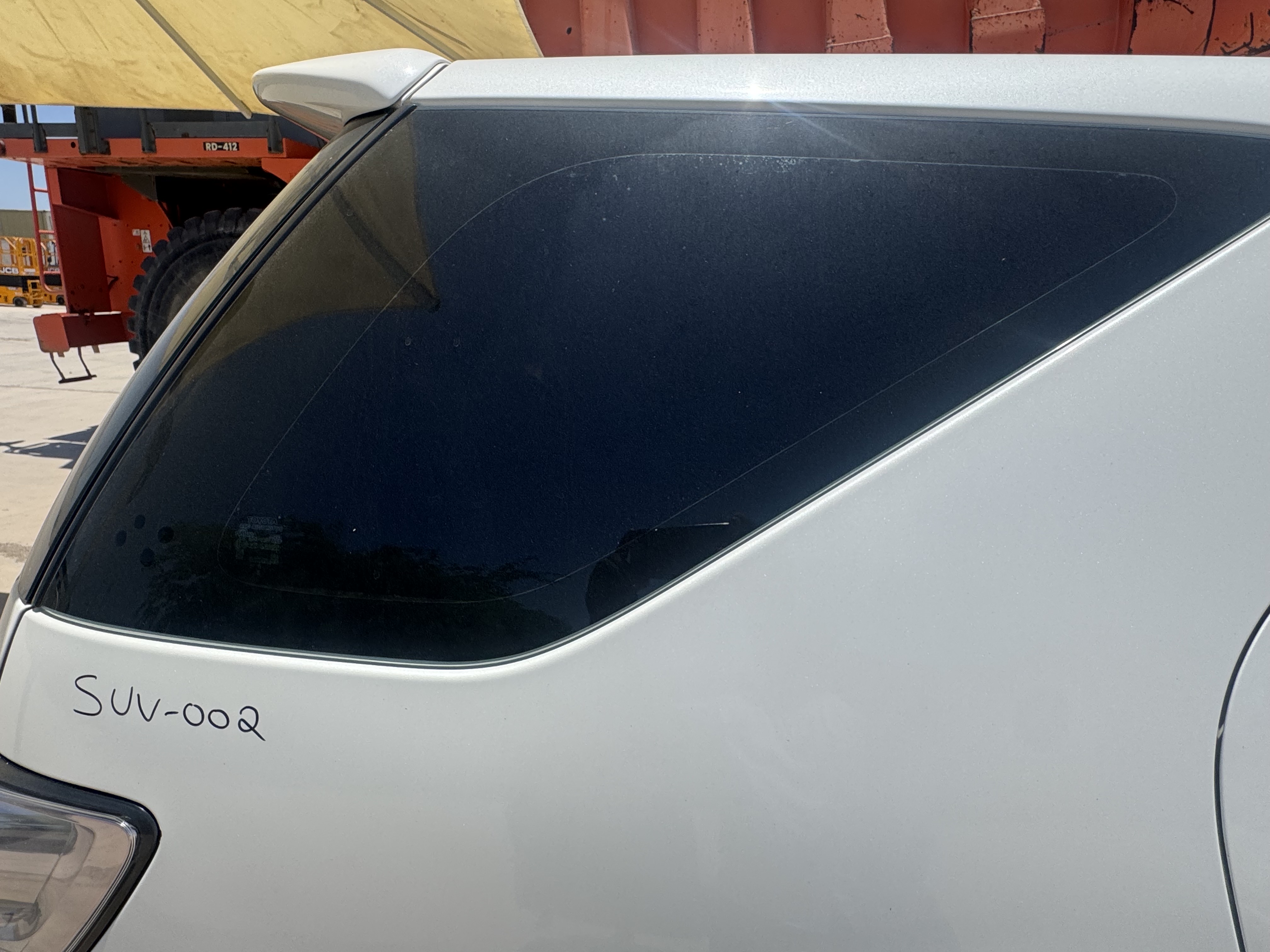 SUV-002-Toyota-Fortuner-SUVs-inspection-Exterior-Right-quarter-glass-1