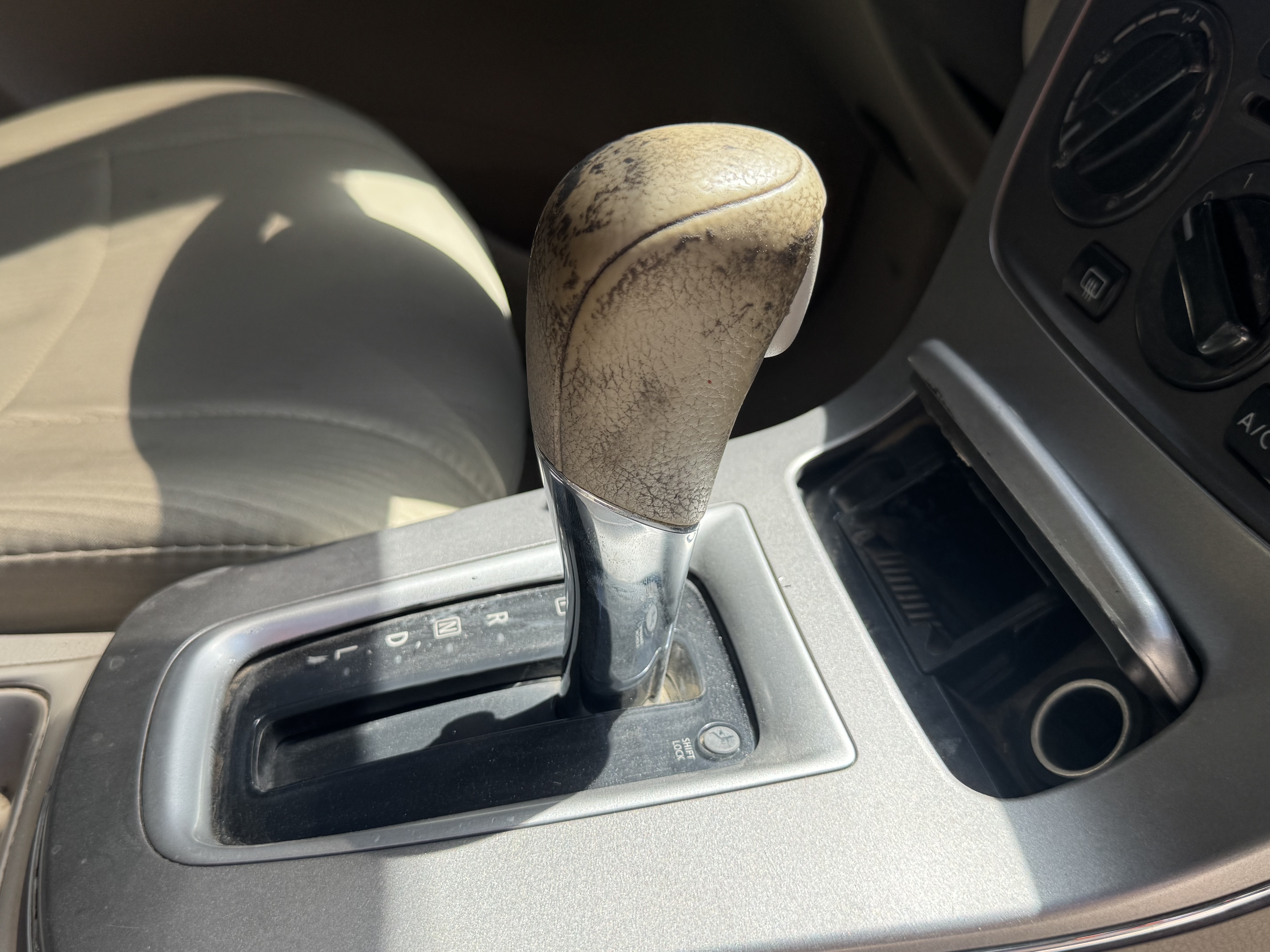 SEV-001-Nissan-Sentra-Sedans-inspection-Interior-Gear-knob-1