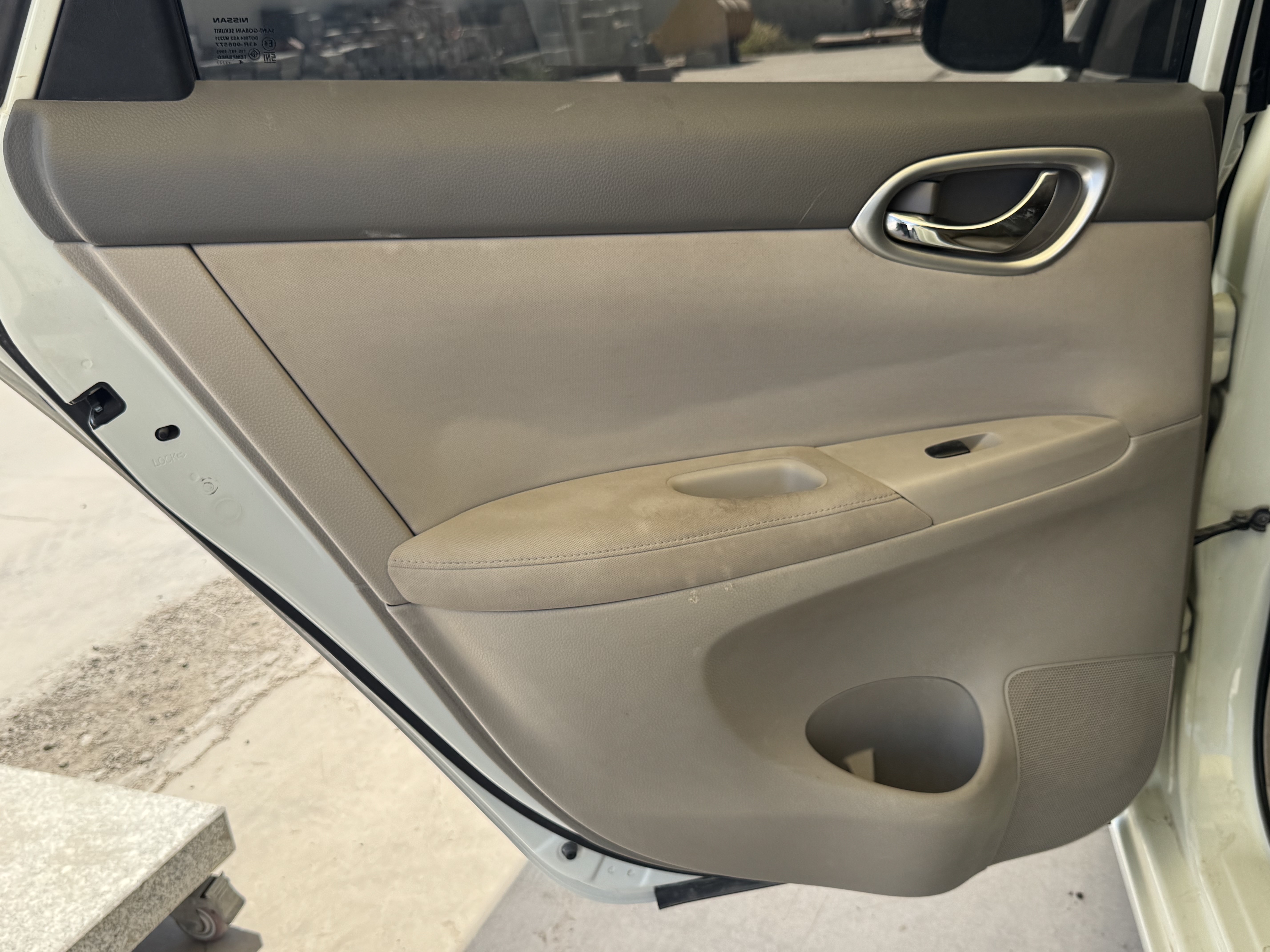 SEV-001-Nissan-Sentra-Sedans-inspection-Interior-Door-trims-1
