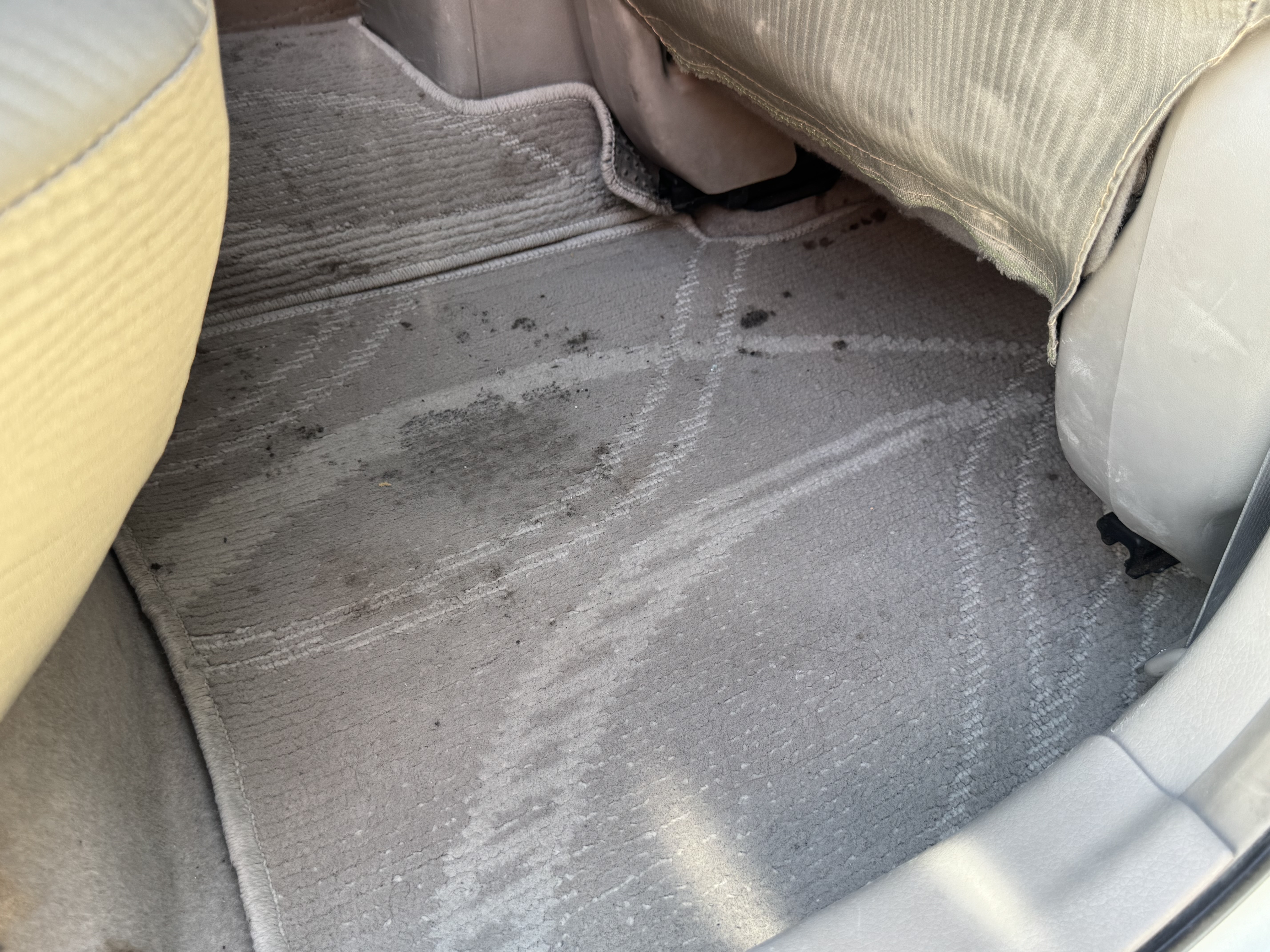 SEV-001-Nissan-Sentra-Sedans-inspection-Interior-Floor-mats-1