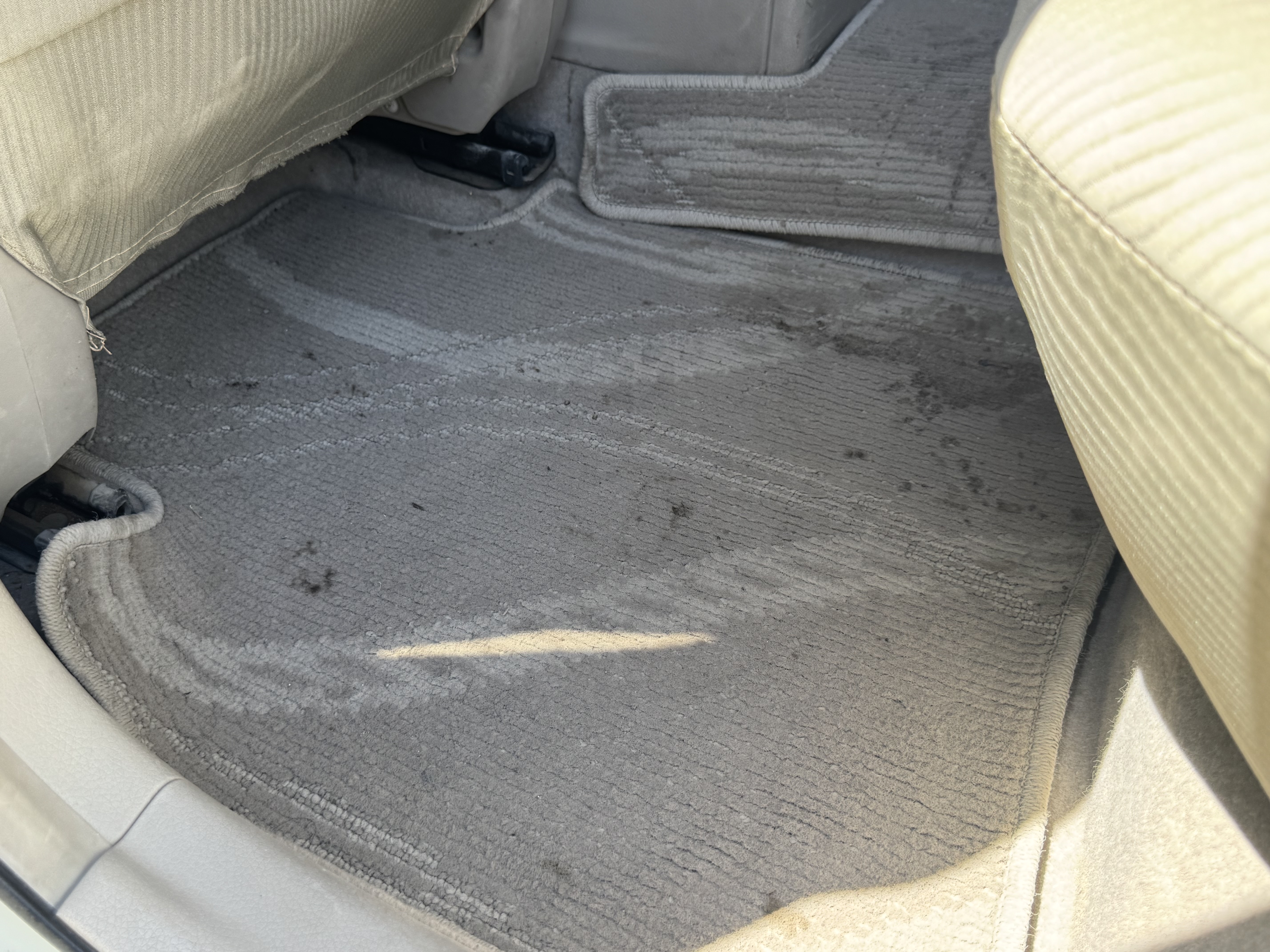 SEV-001-Nissan-Sentra-Sedans-inspection-Interior-Floor-mats-1