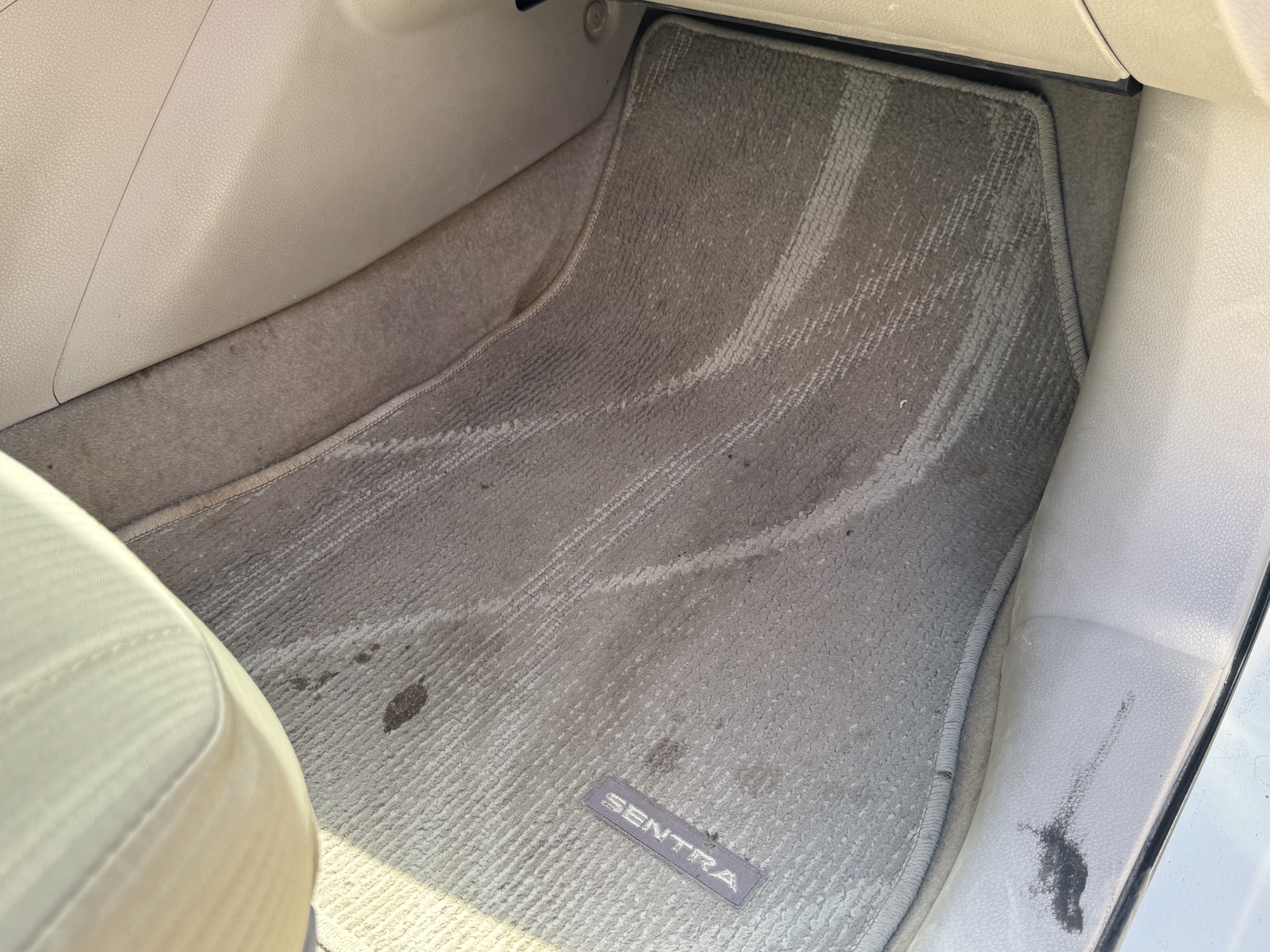 SEV-001-Nissan-Sentra-Sedans-inspection-Interior-Floor-mats-1