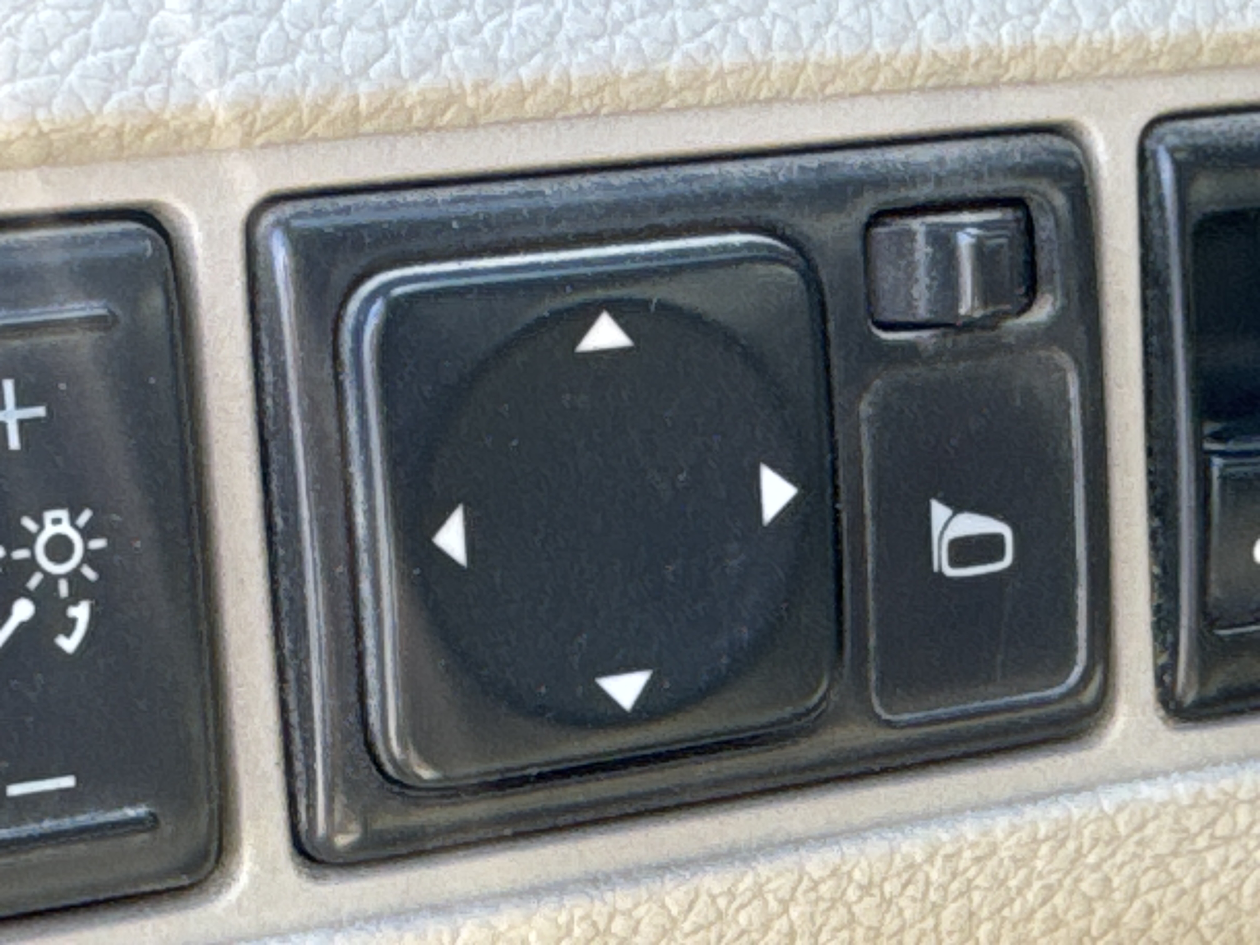 SEV-001-Nissan-Sentra-Sedans-inspection-Electronics-Power-folding-mirrors-1