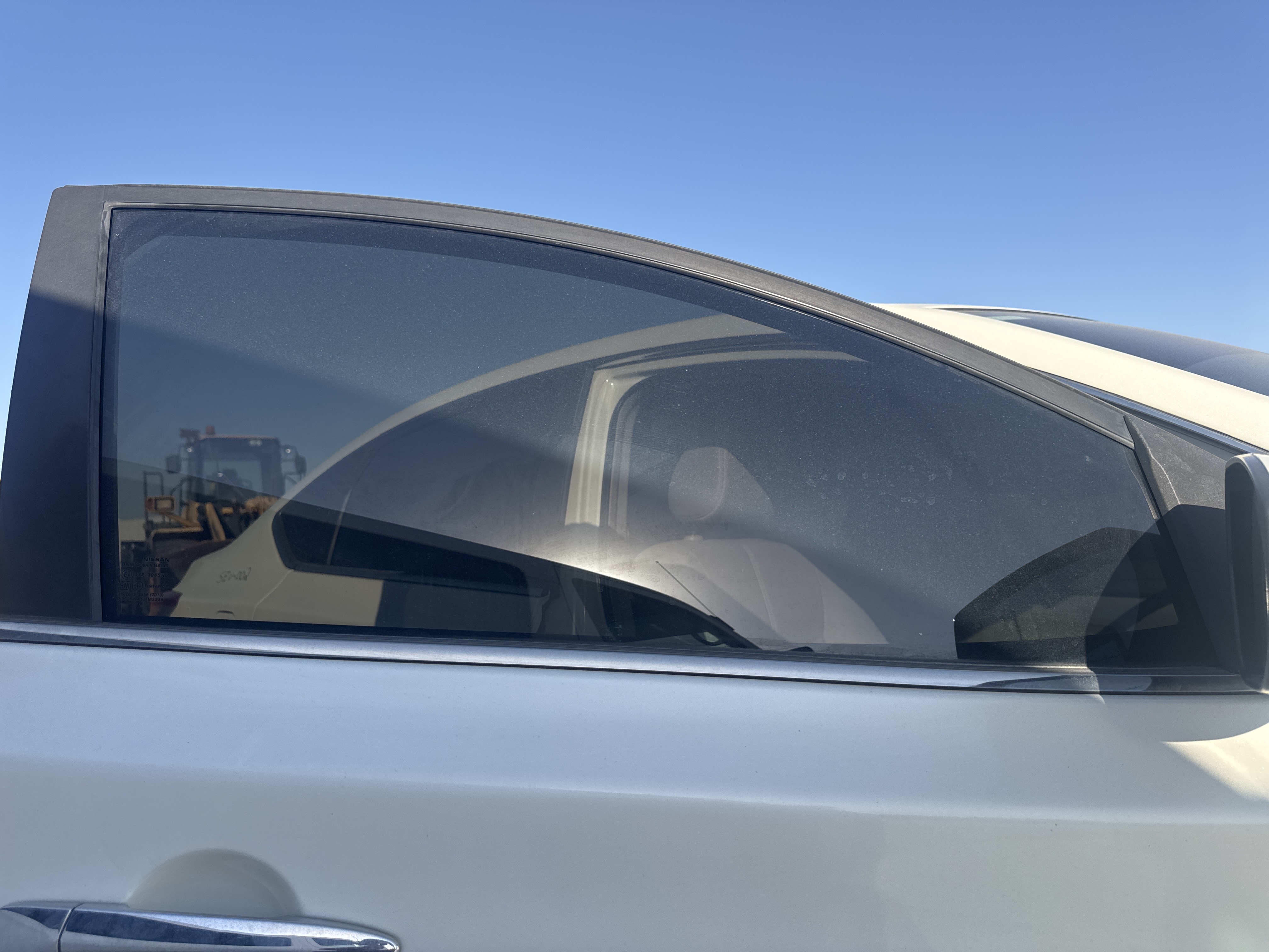 SEV-002-Nissan-Sentra-Sedans-inspection-Exterior-Front-right-door-glass-1