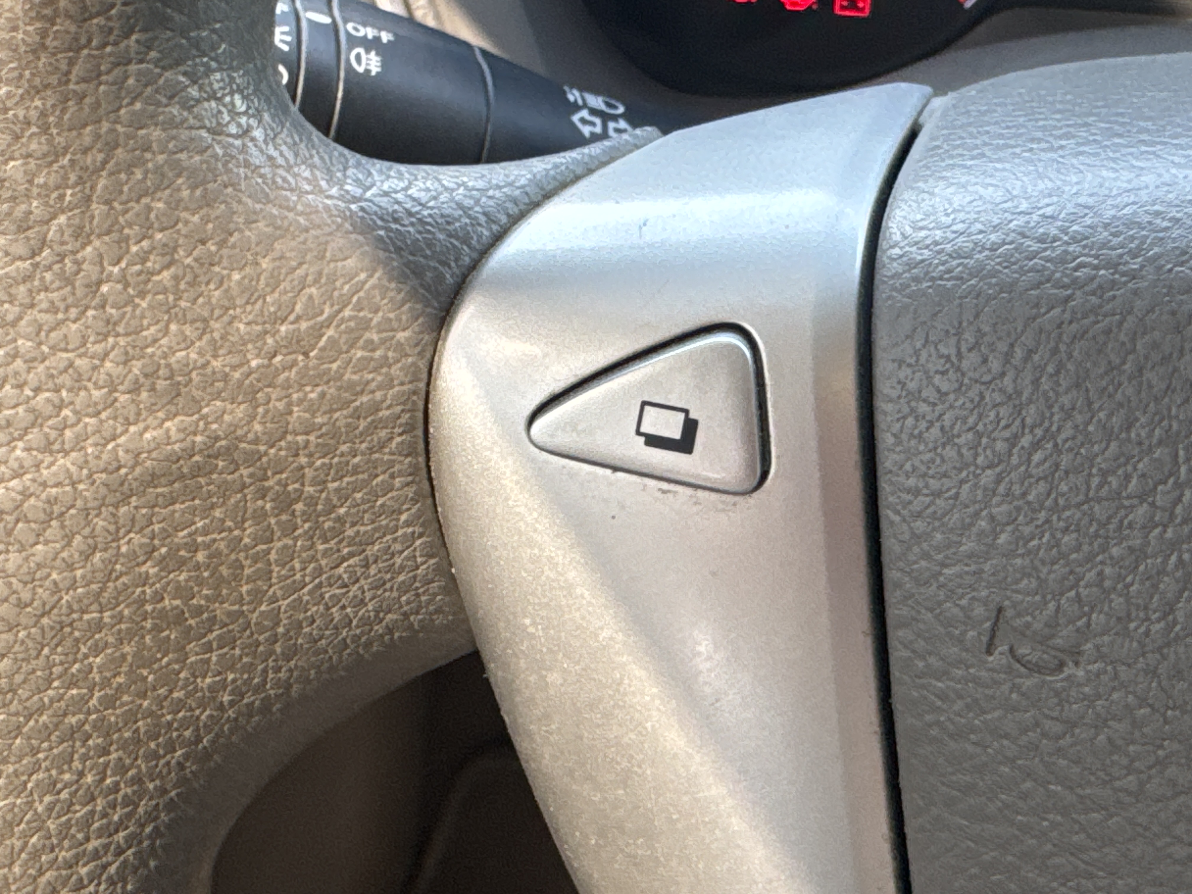 SEV-002-Nissan-Sentra-Sedans-inspection-Interior-Steering-mounted-controls-1