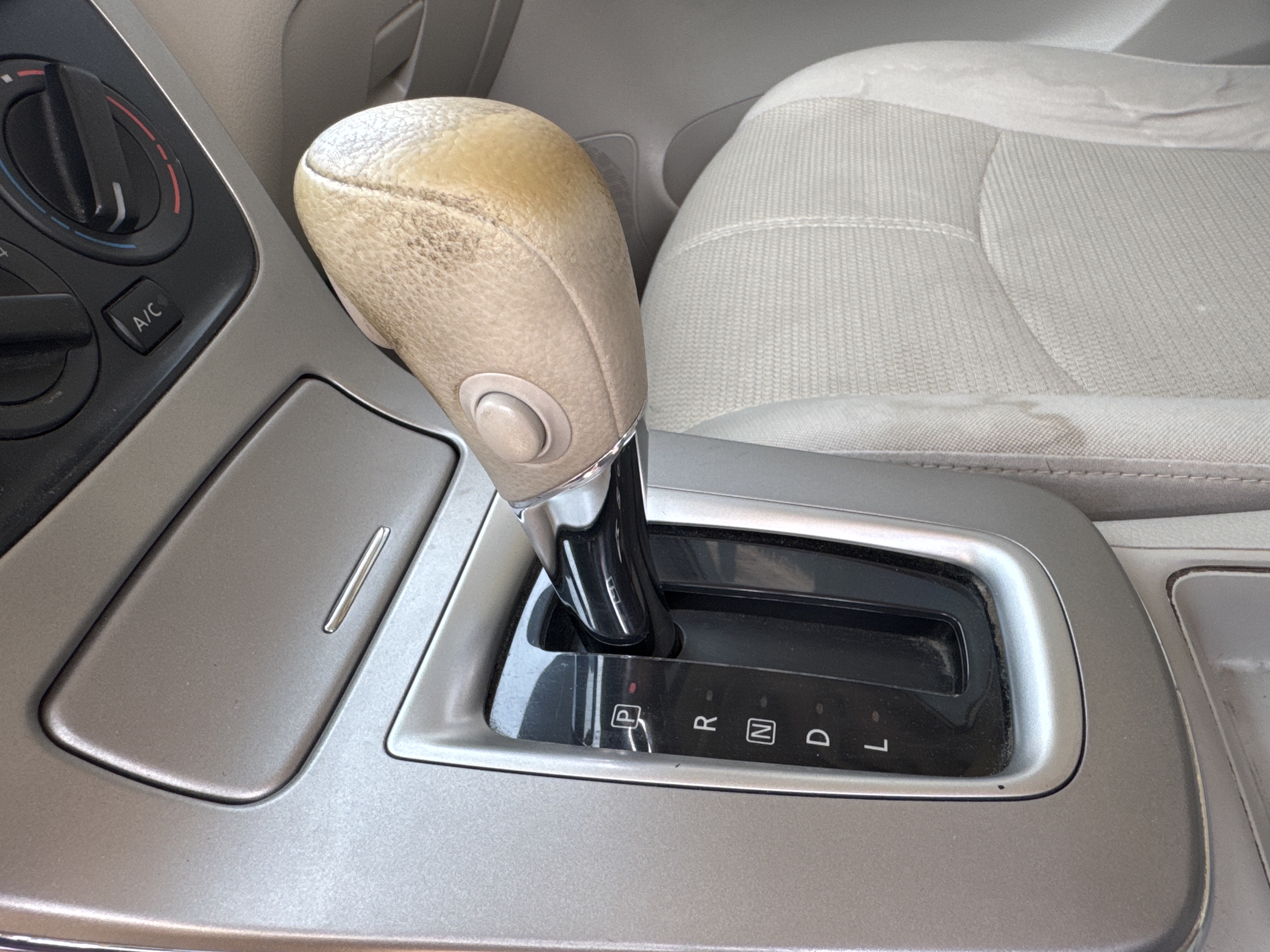 SEV-002-Nissan-Sentra-Sedans-inspection-Interior-Gear-knob-1