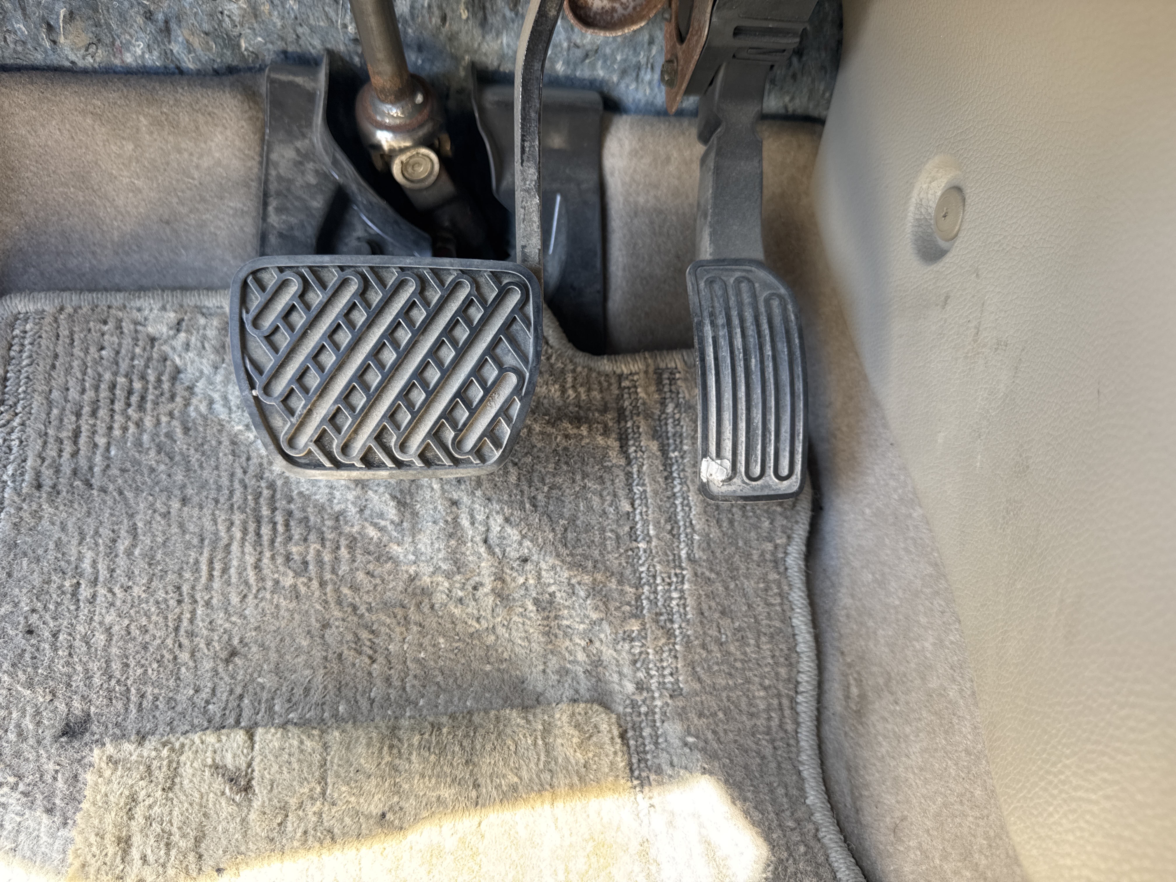 SEV-002-Nissan-Sentra-Sedans-inspection-Interior-Pedals-1