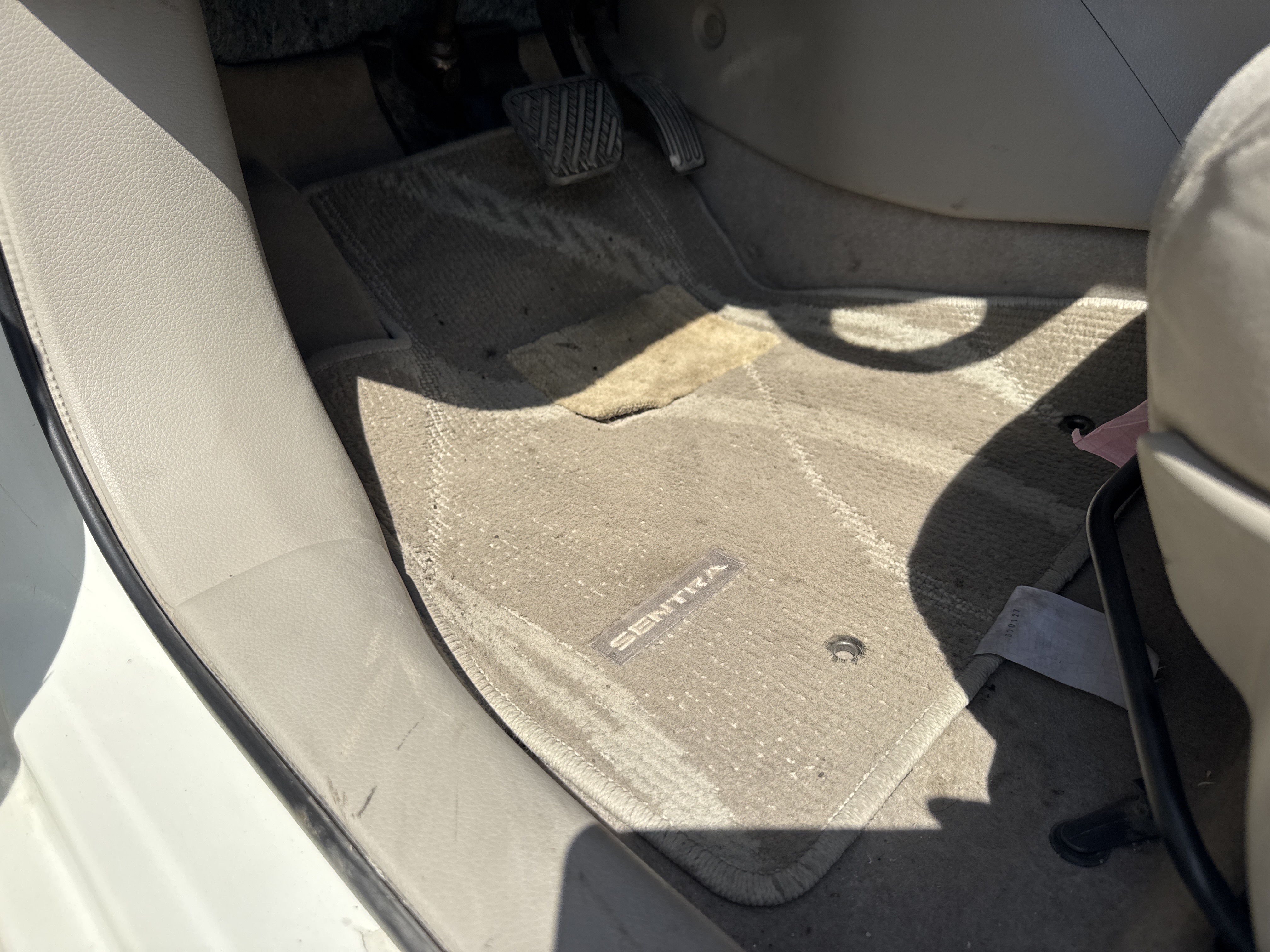 SEV-002-Nissan-Sentra-Sedans-inspection-Interior-Floor-mats-1