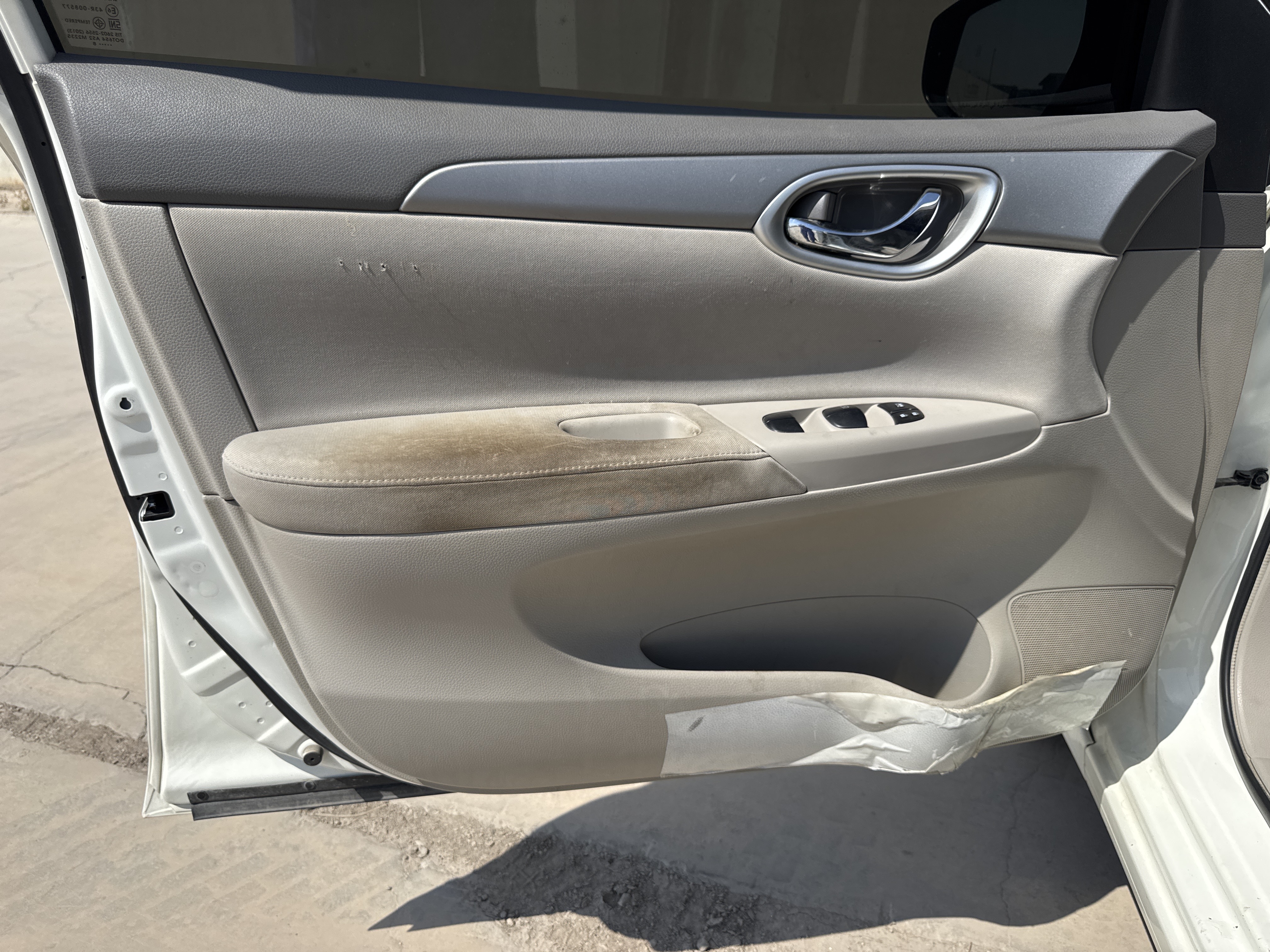 SEV-002-Nissan-Sentra-Sedans-inspection-Interior-Door-trims-1
