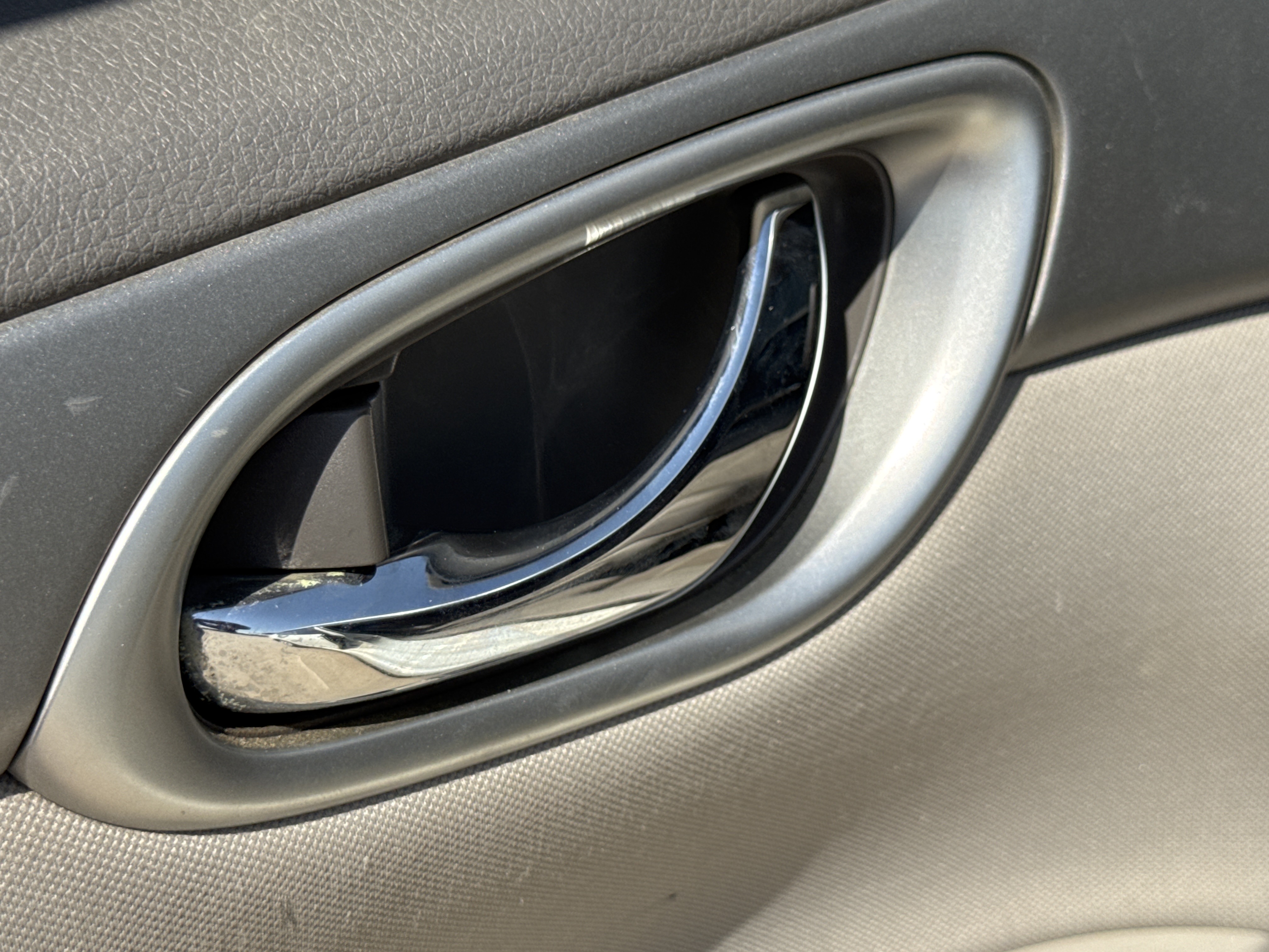 SEV-002-Nissan-Sentra-Sedans-inspection-Interior-Door-handles-1