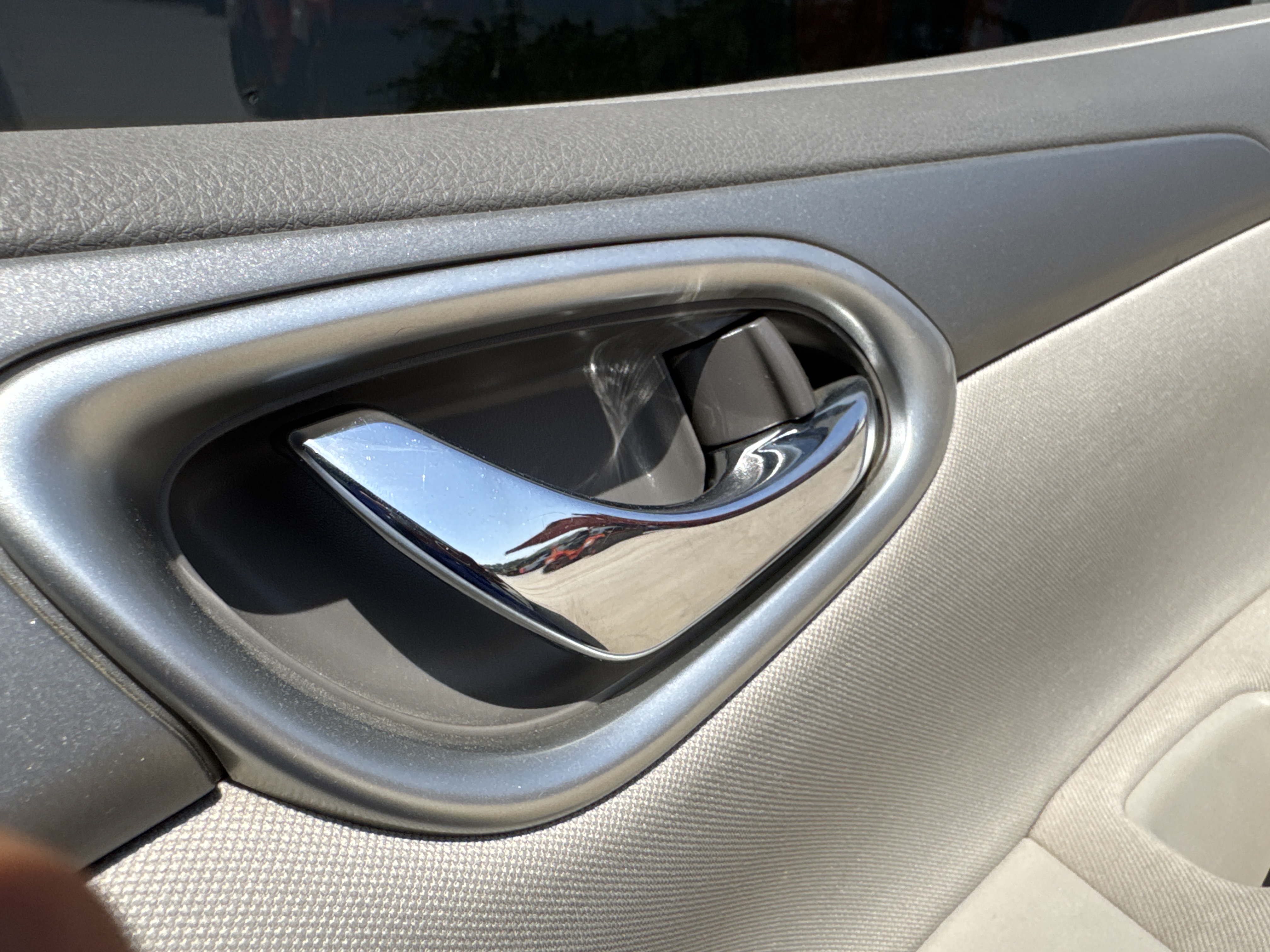 SEV-002-Nissan-Sentra-Sedans-inspection-Interior-Door-handles-1