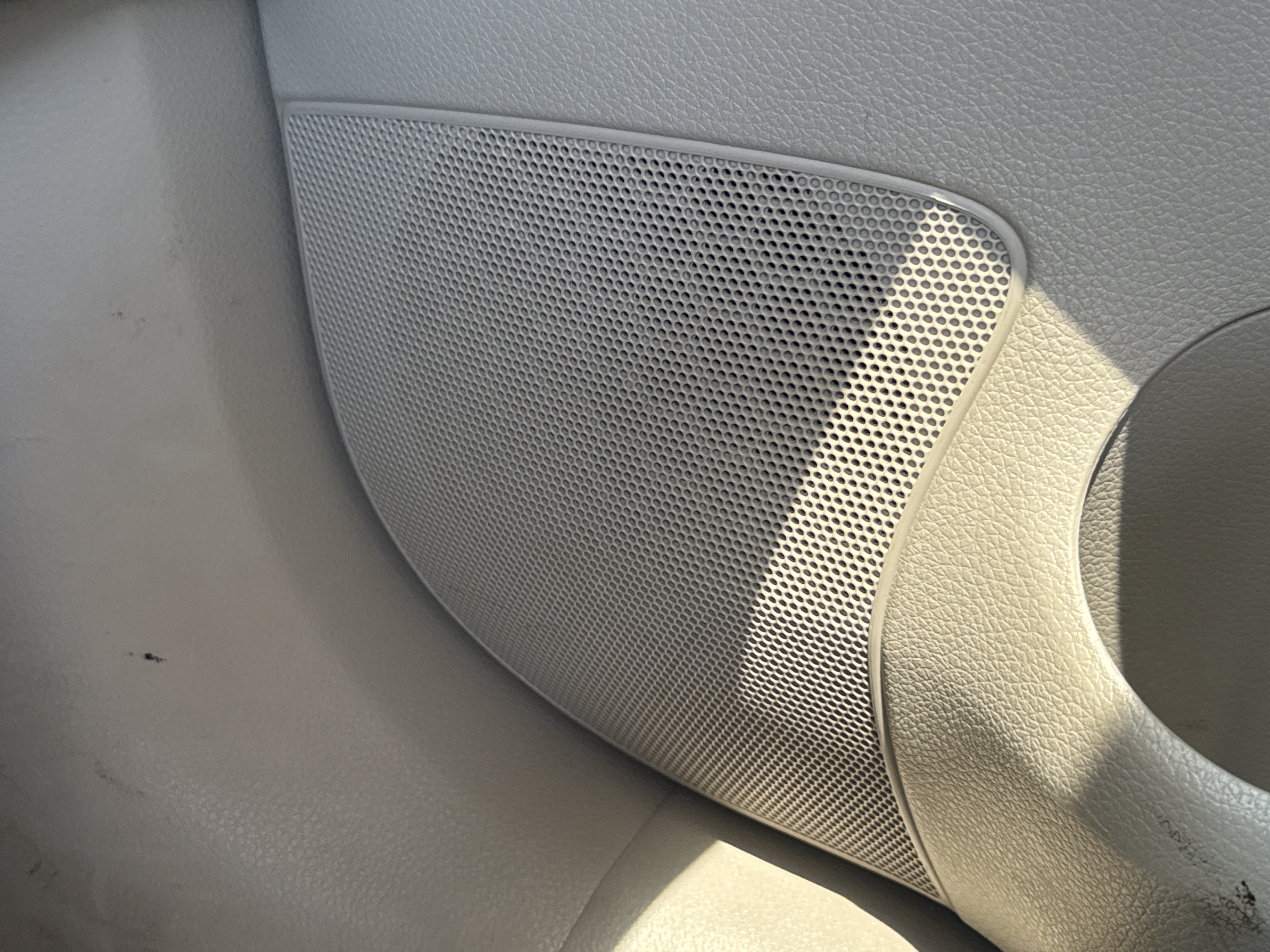 SEV-002-Nissan-Sentra-Sedans-inspection-Electronics-Radio-/-Music-system-1