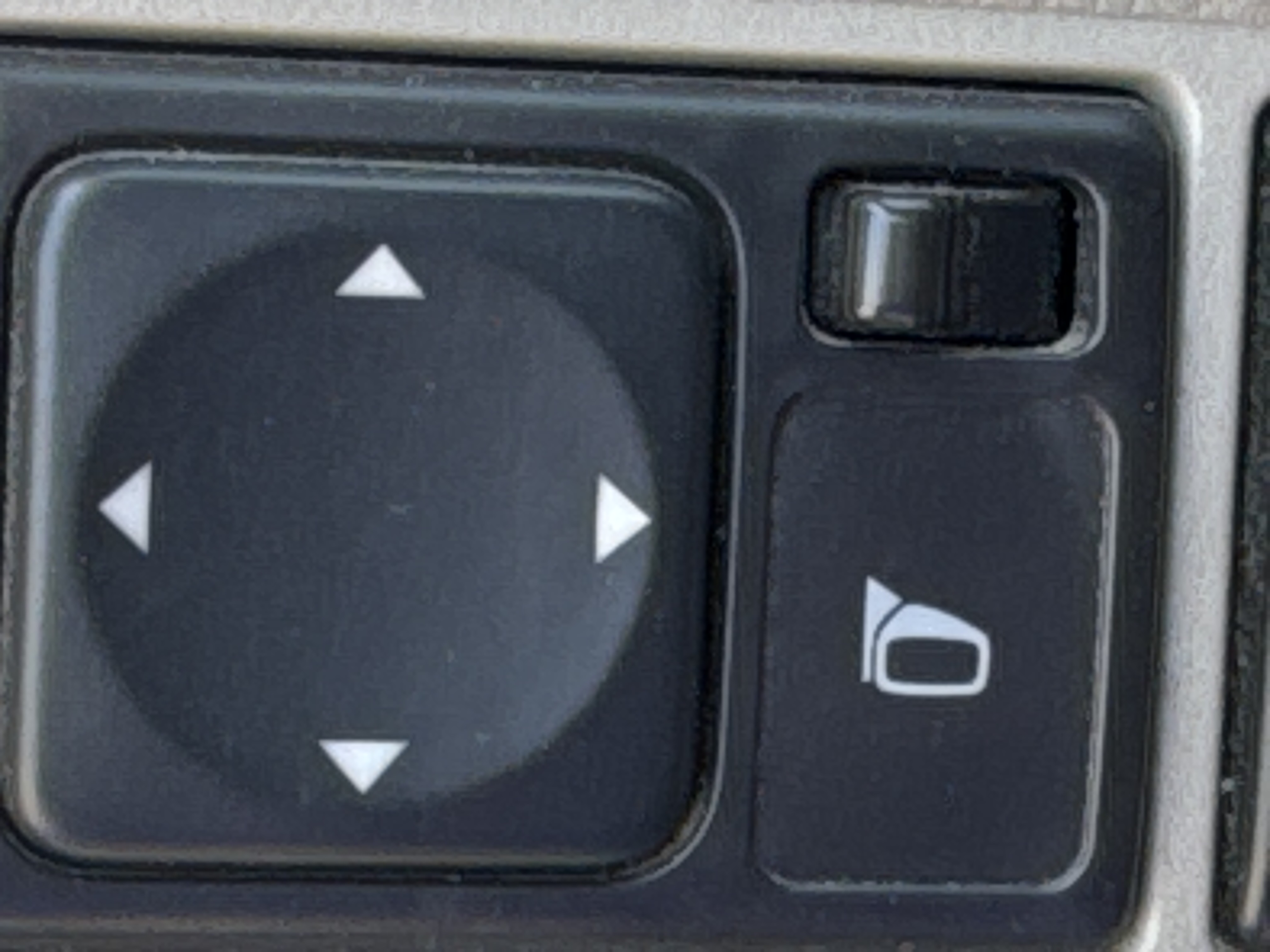 SEV-002-Nissan-Sentra-Sedans-inspection-Electronics-Power-folding-mirrors-1