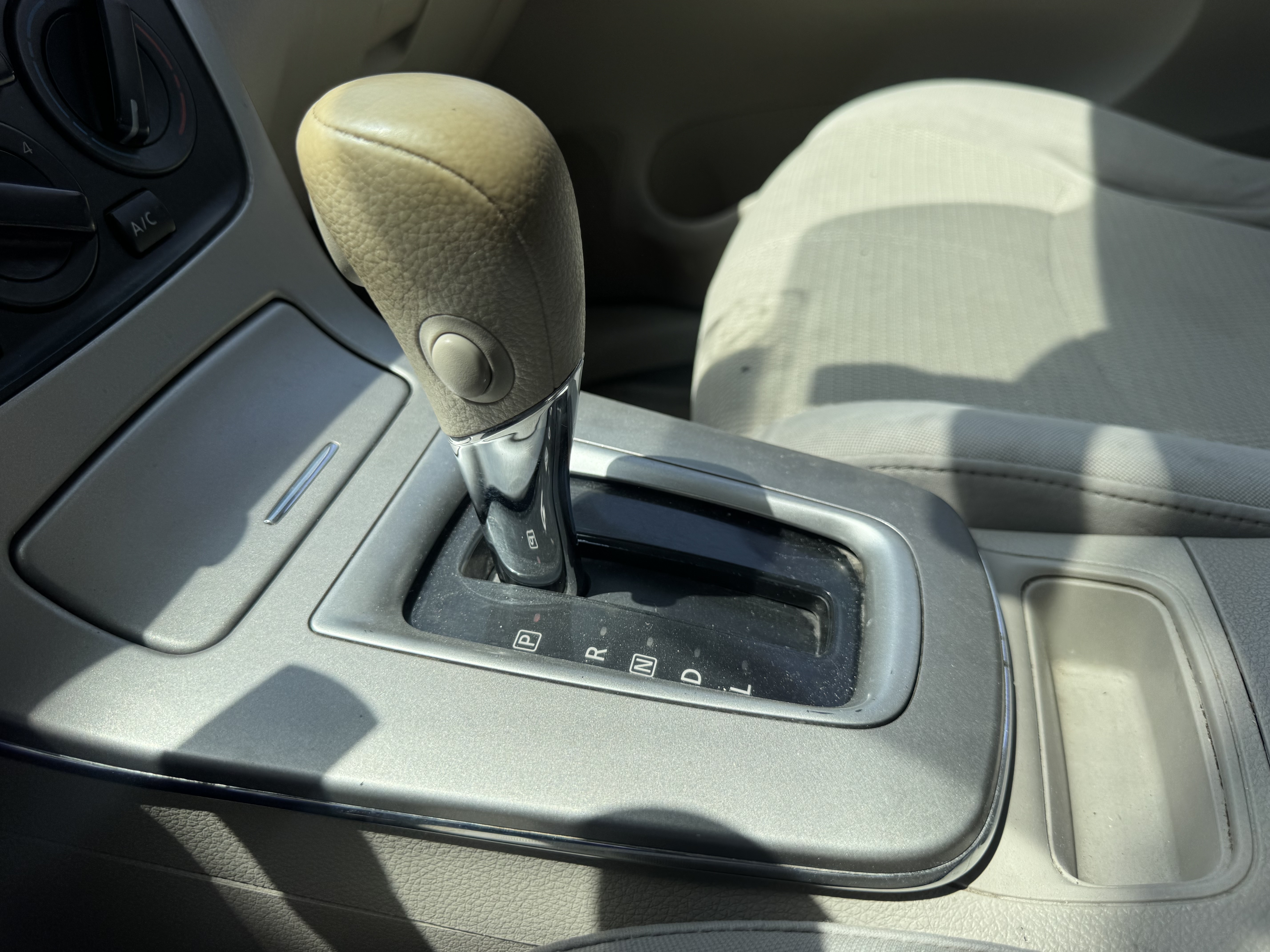 SEV-003-Nissan-Sentra-Sedans-inspection-Interior-Gear-knob-1