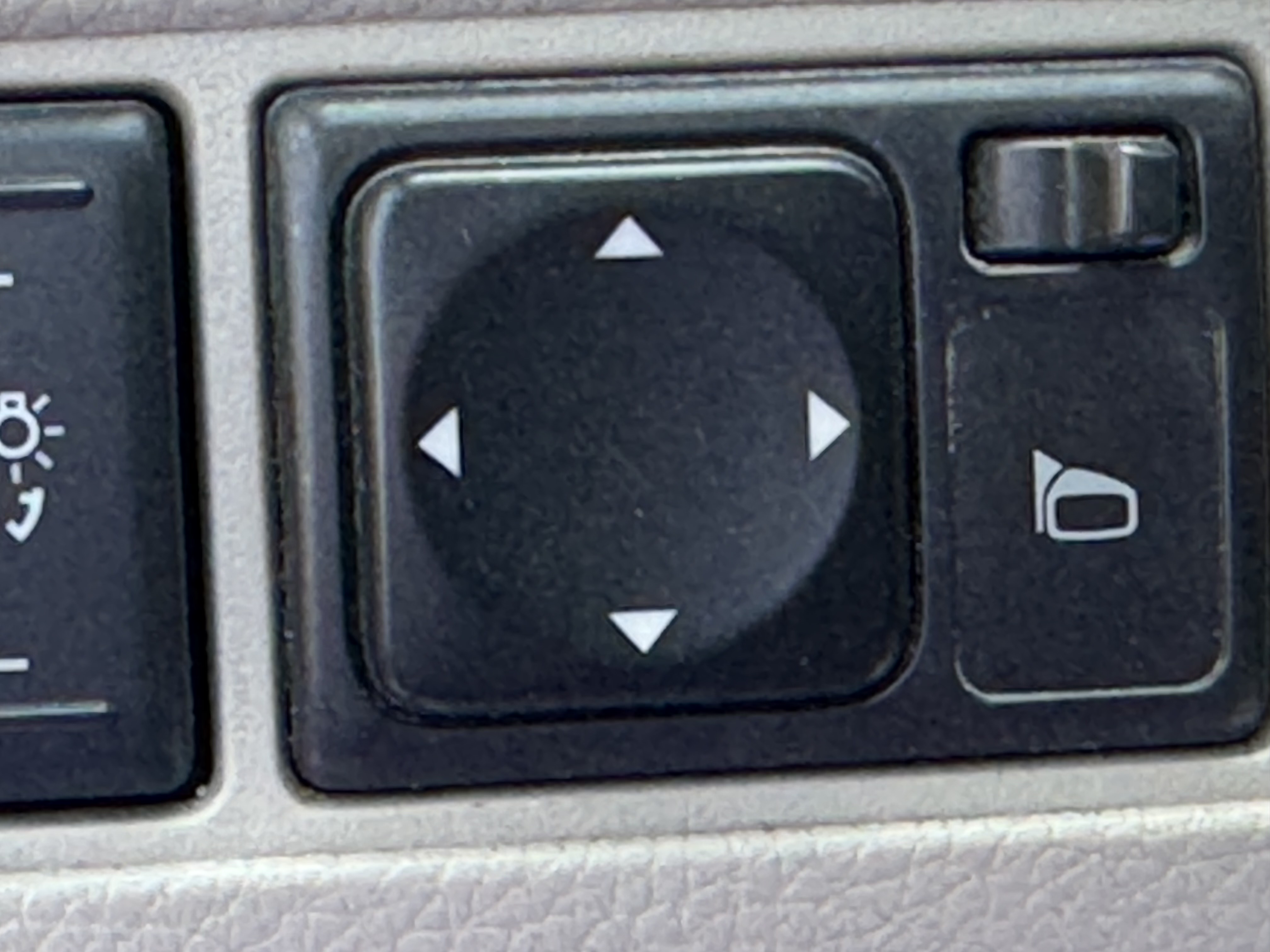 SEV-003-Nissan-Sentra-Sedans-inspection-Electronics-Power-folding-mirrors-1