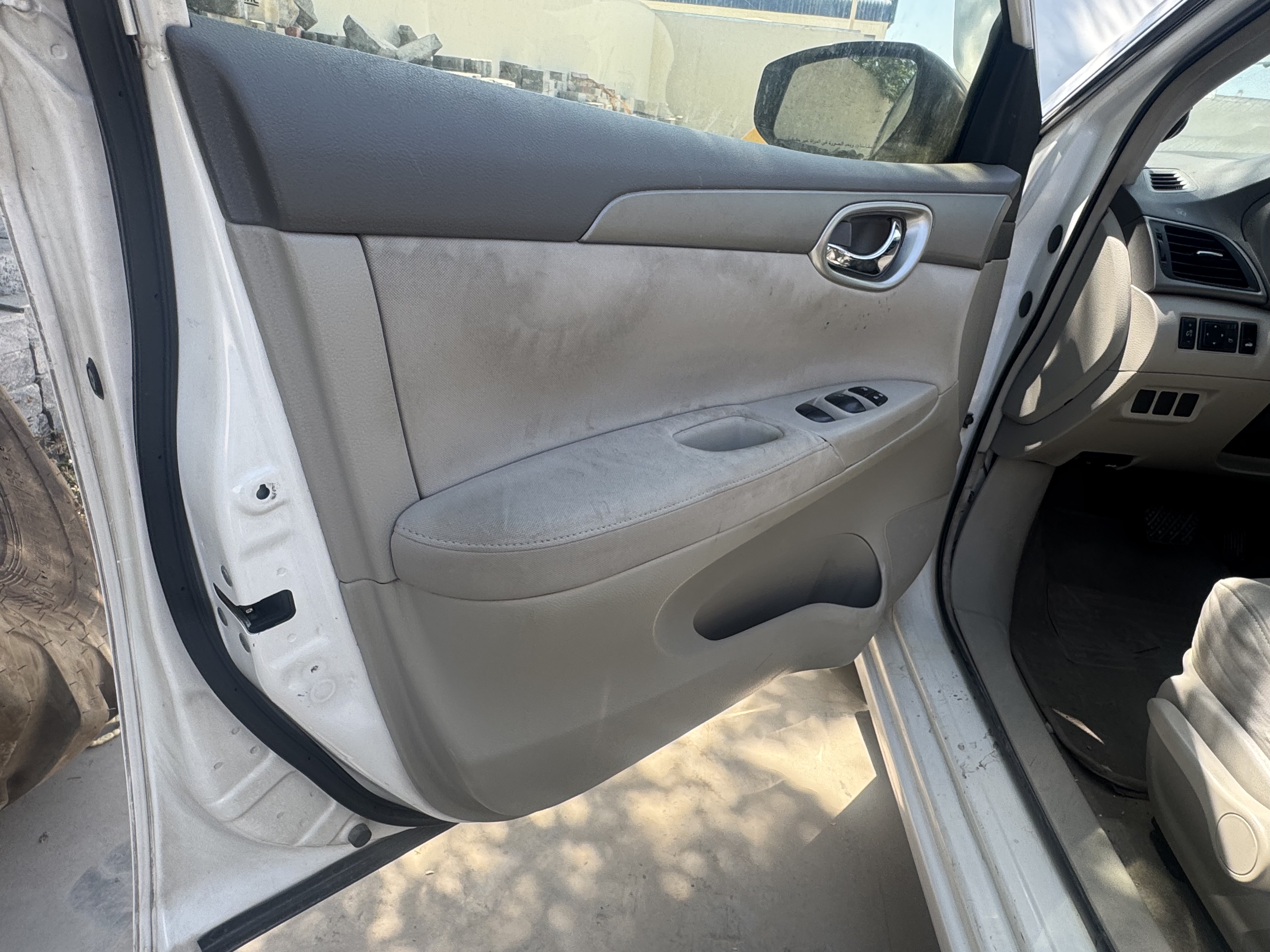 SEV-003-Nissan-Sentra-Sedans-inspection-Interior-Door-trims-1