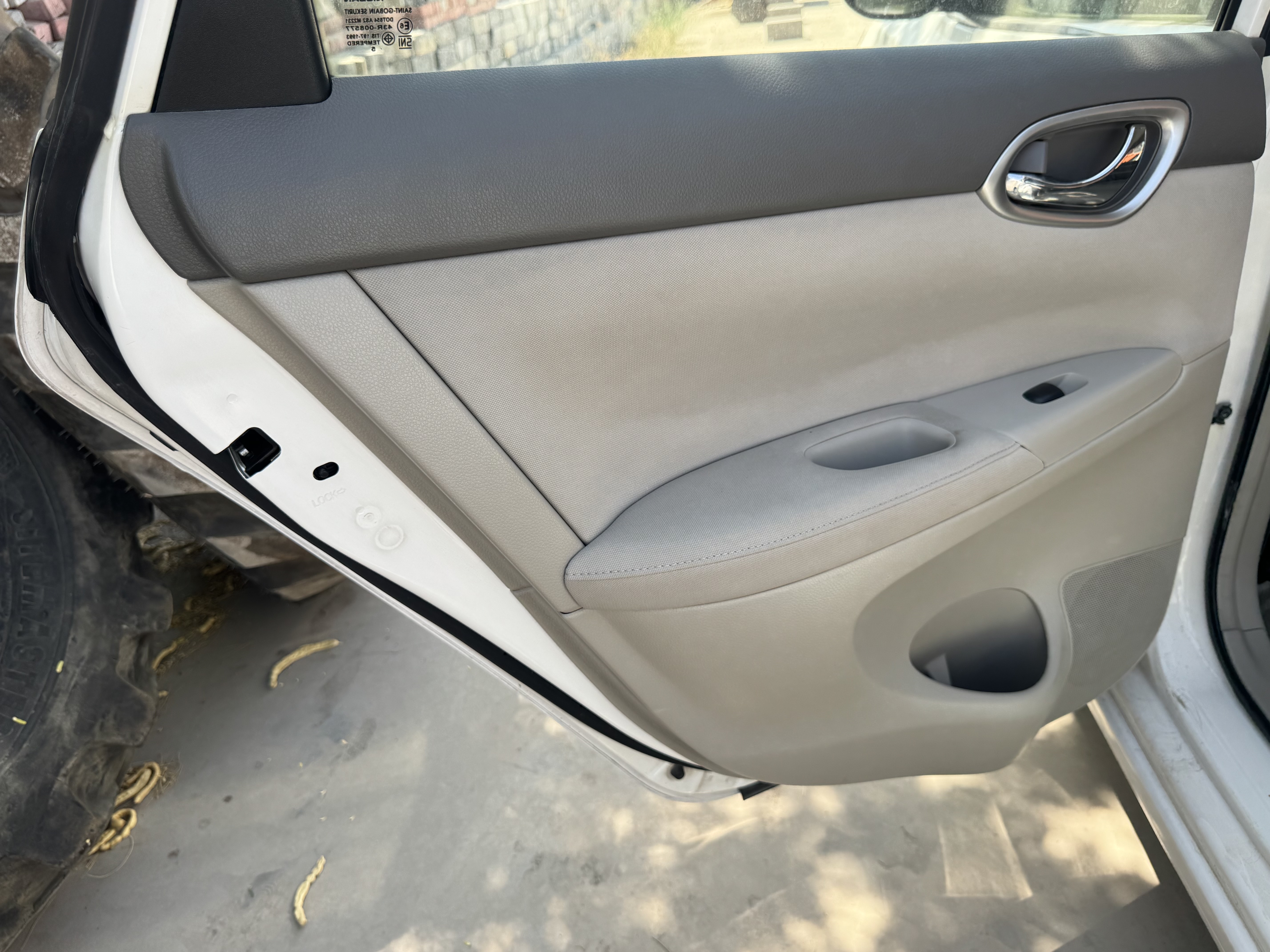 SEV-003-Nissan-Sentra-Sedans-inspection-Interior-Door-trims-1