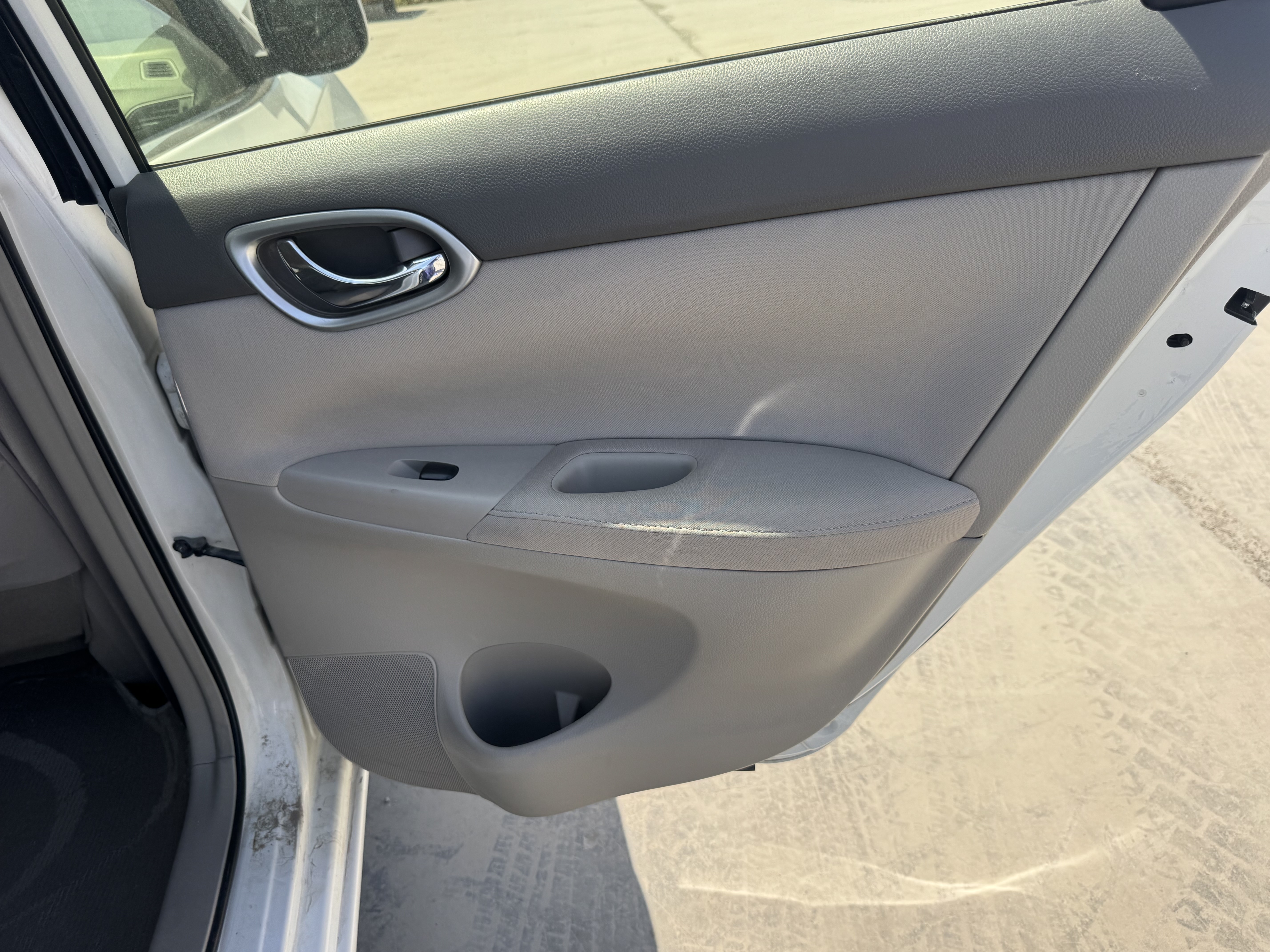 SEV-003-Nissan-Sentra-Sedans-inspection-Interior-Door-trims-1