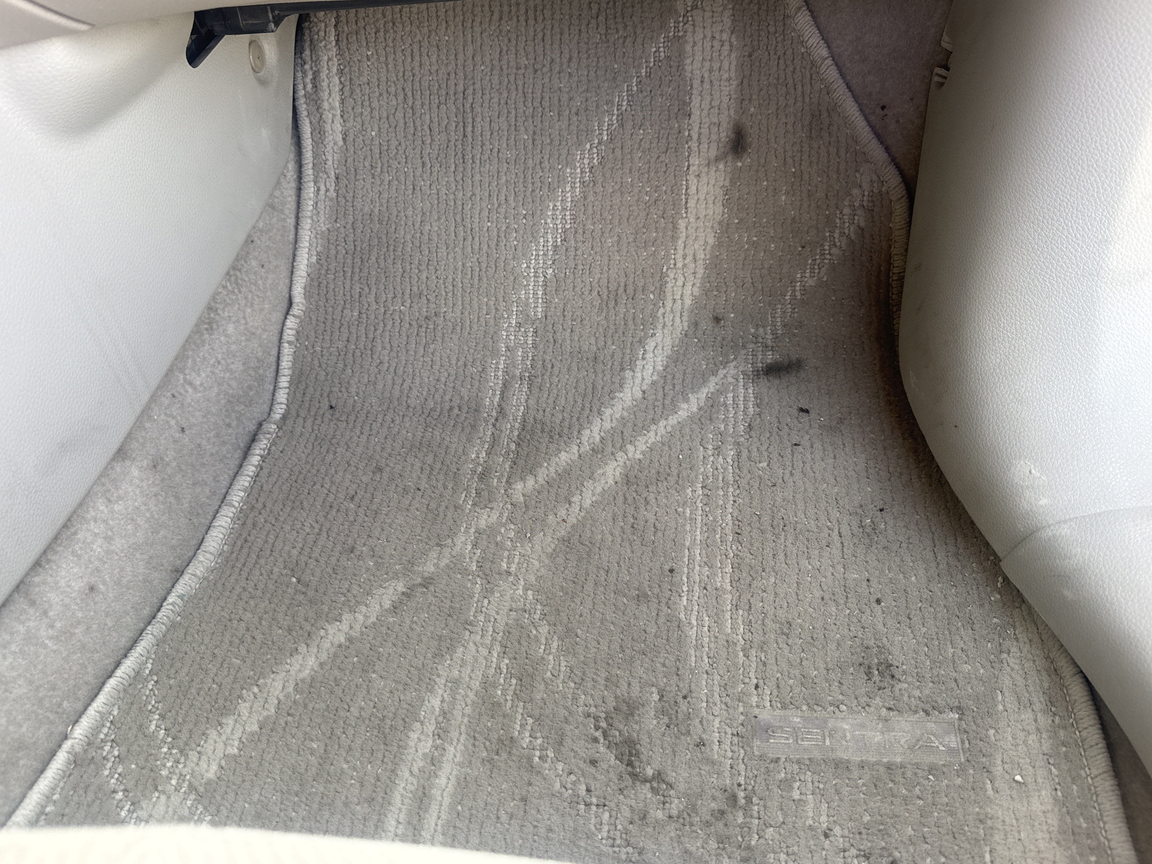 SEV-003-Nissan-Sentra-Sedans-inspection-Interior-Floor-mats-1