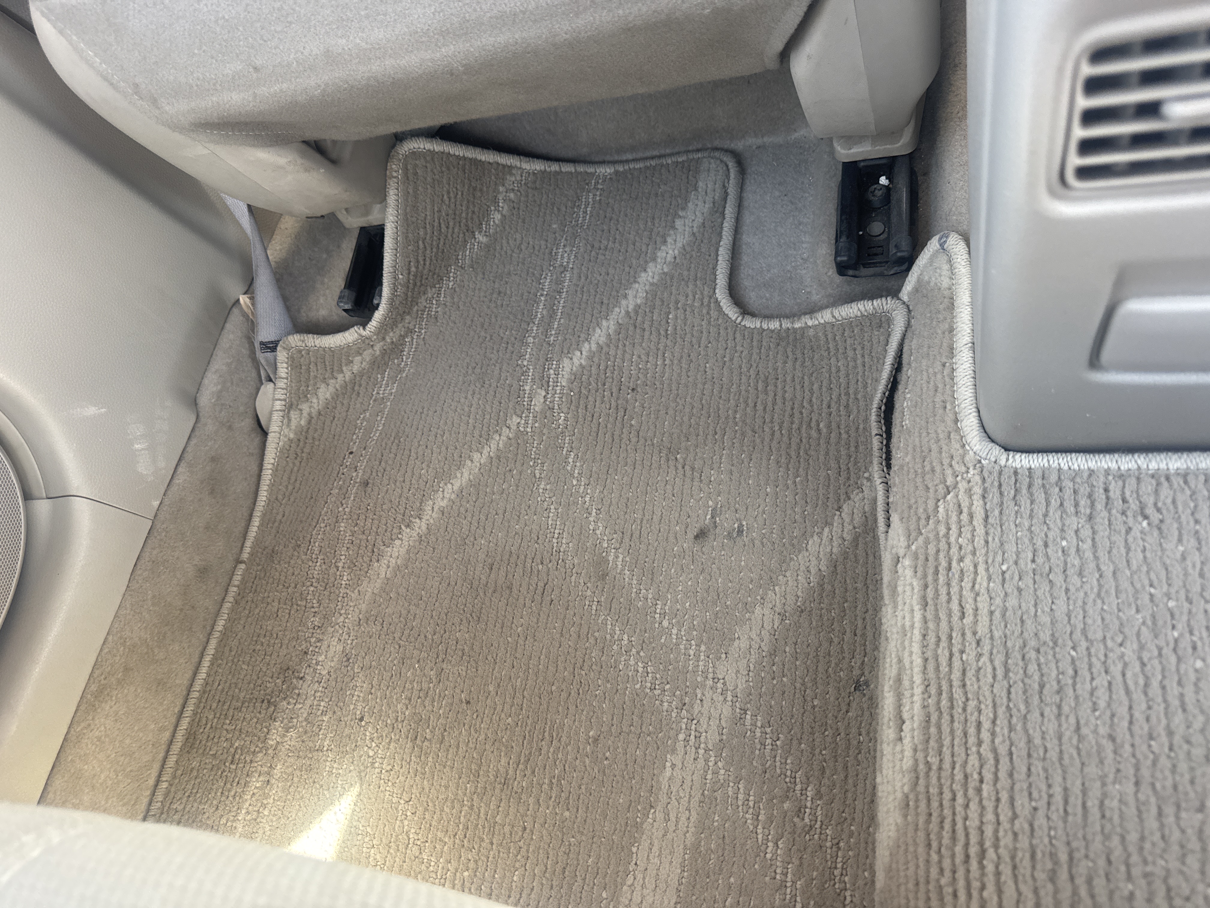 SEV-003-Nissan-Sentra-Sedans-inspection-Interior-Floor-mats-1