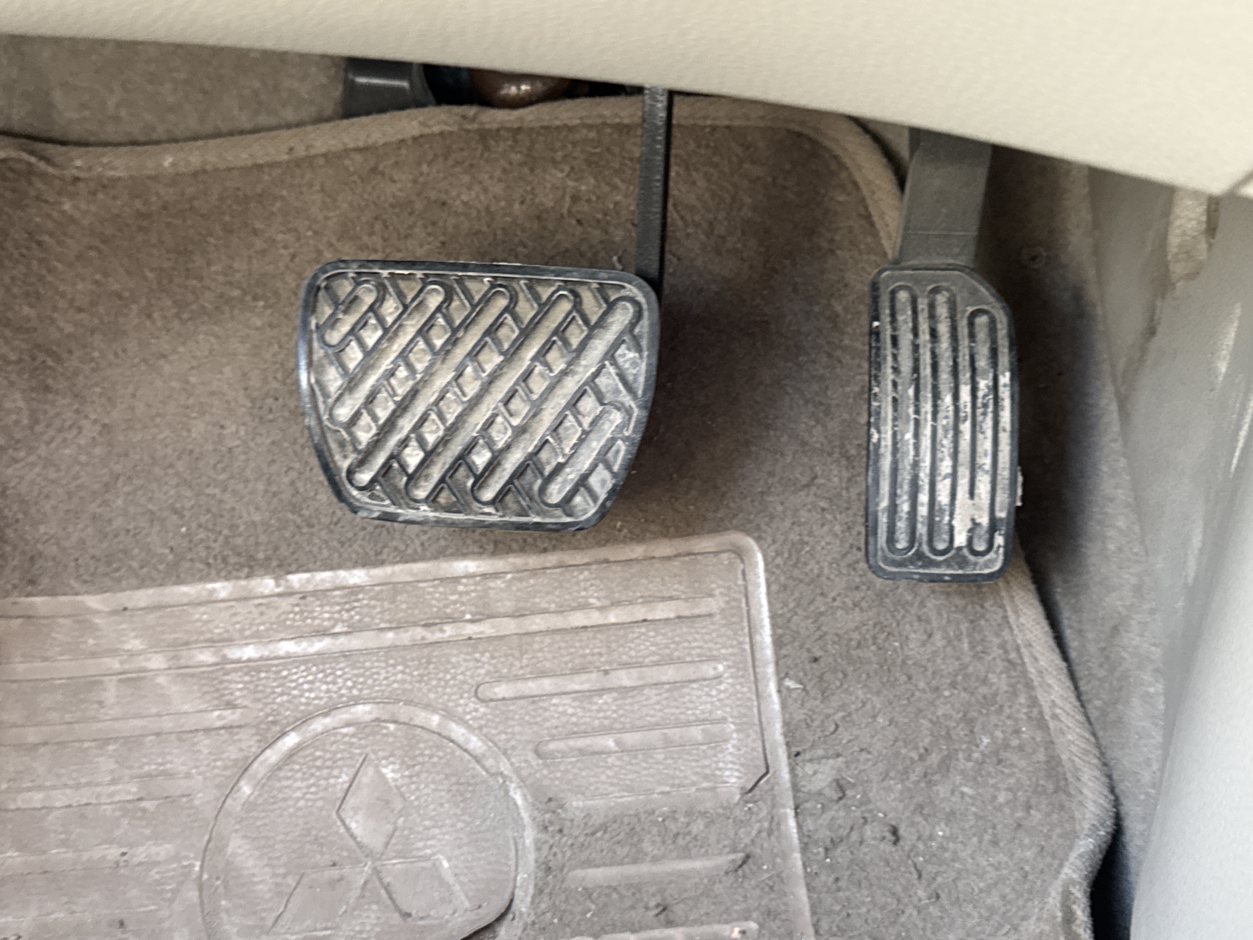 SEV-003-Nissan-Sentra-Sedans-inspection-Interior-Pedals-1