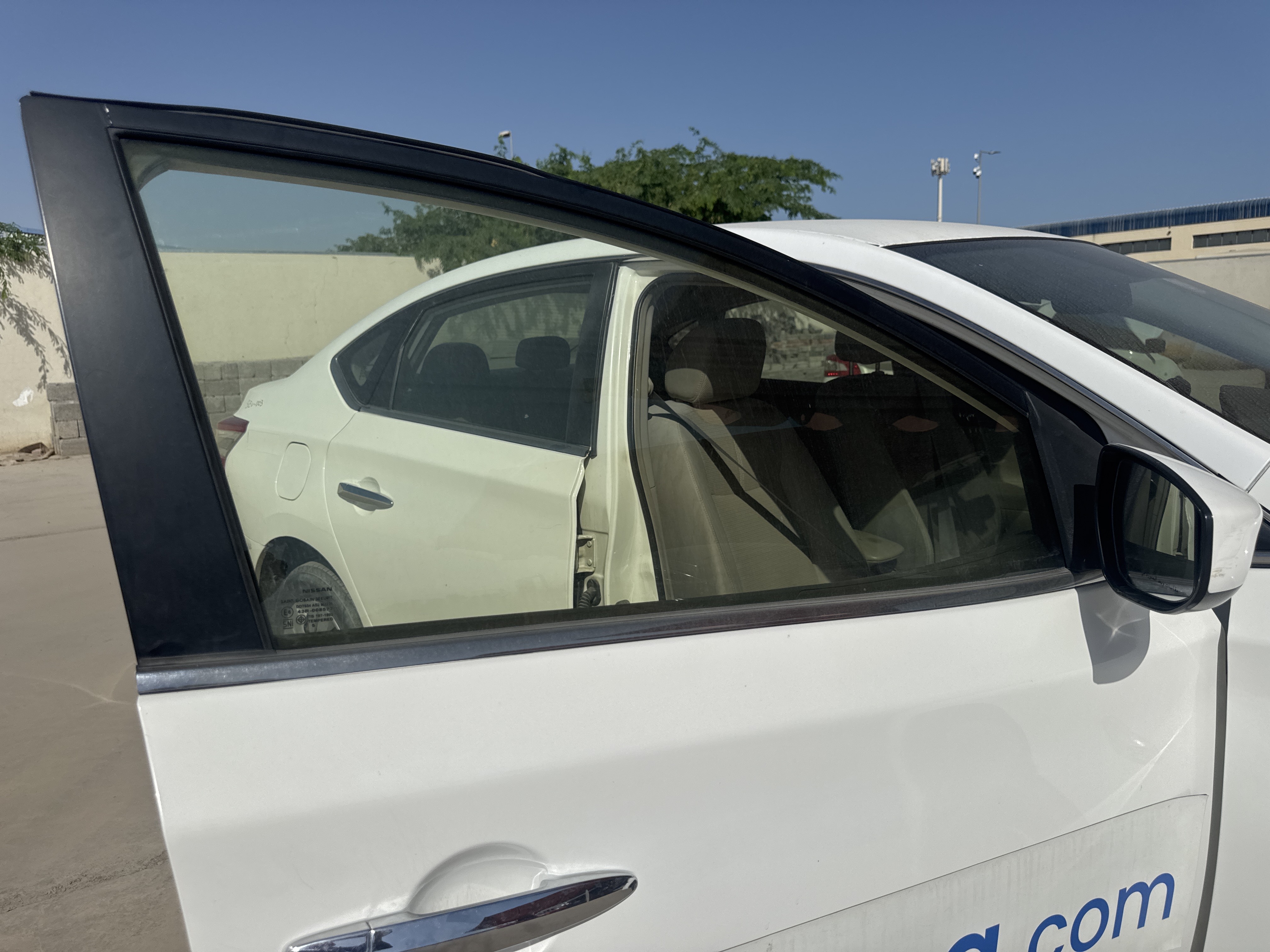 SEV-003-Nissan-Sentra-Sedans-inspection-Exterior-Front-right-door-glass-1