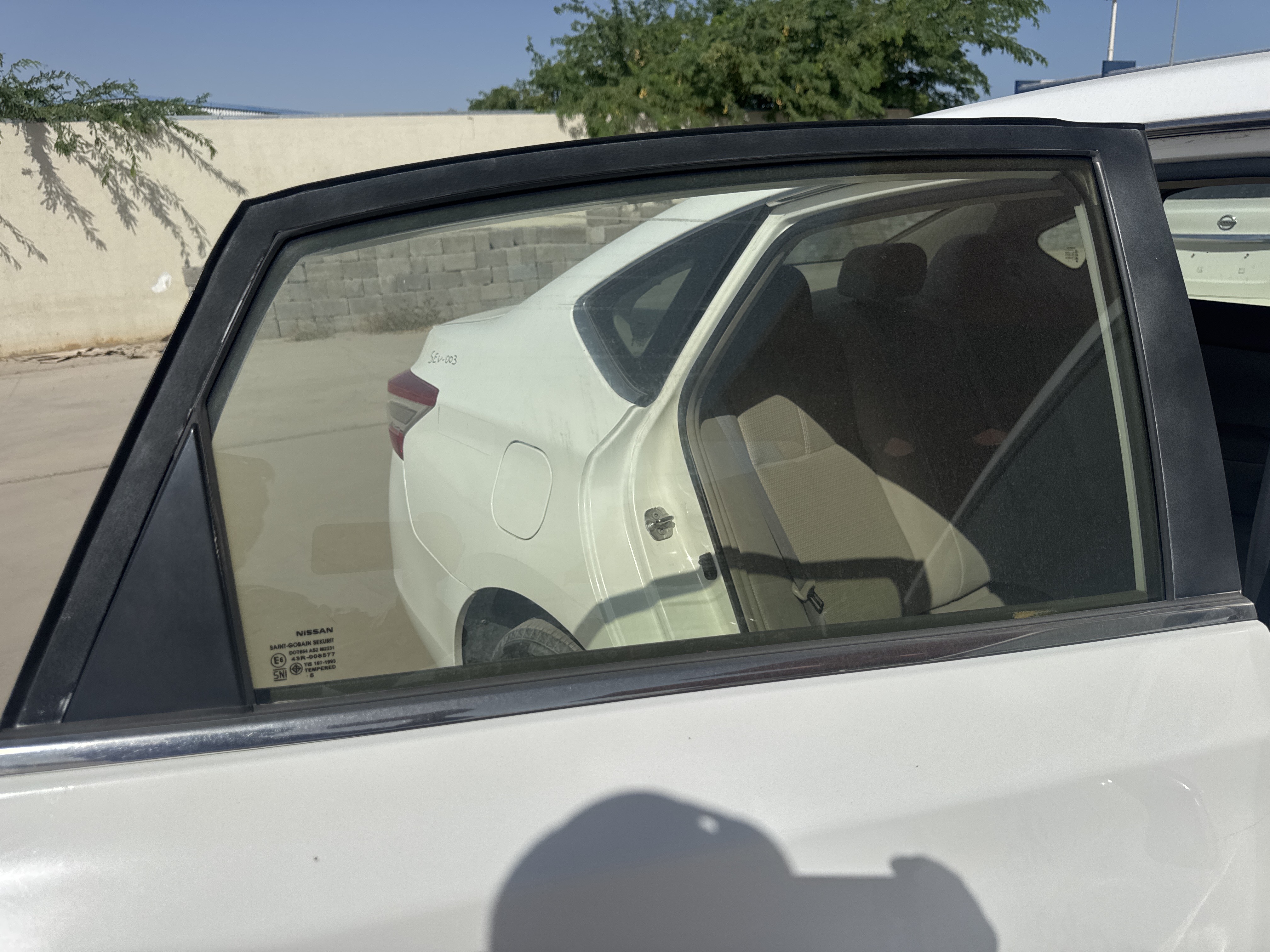 SEV-003-Nissan-Sentra-Sedans-inspection-Exterior-Rear-right-door-glass-1