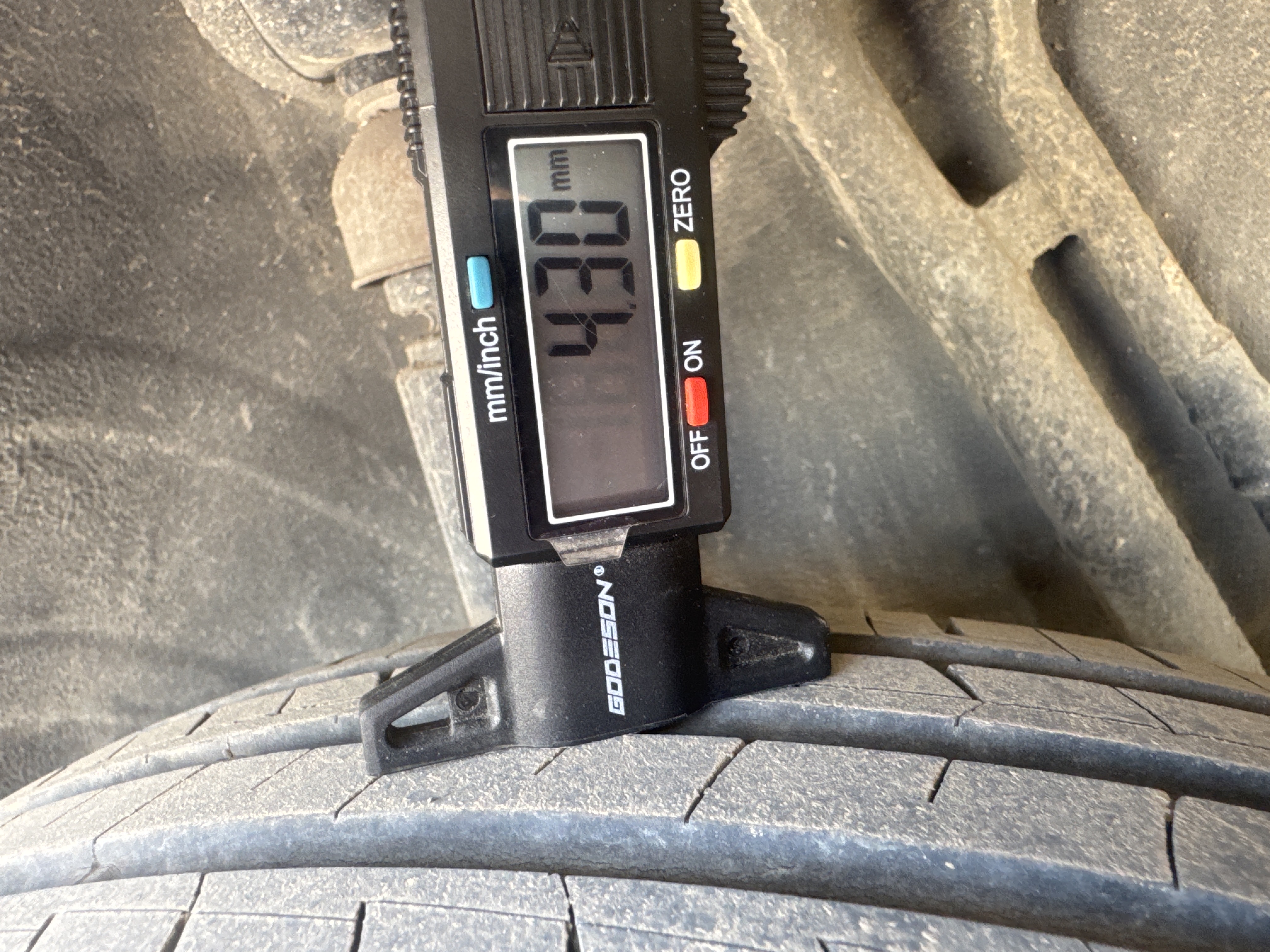 SEV-003-Nissan-Sentra-Sedans-inspection-Chassis-Right-rear-tire---tread-depth-1