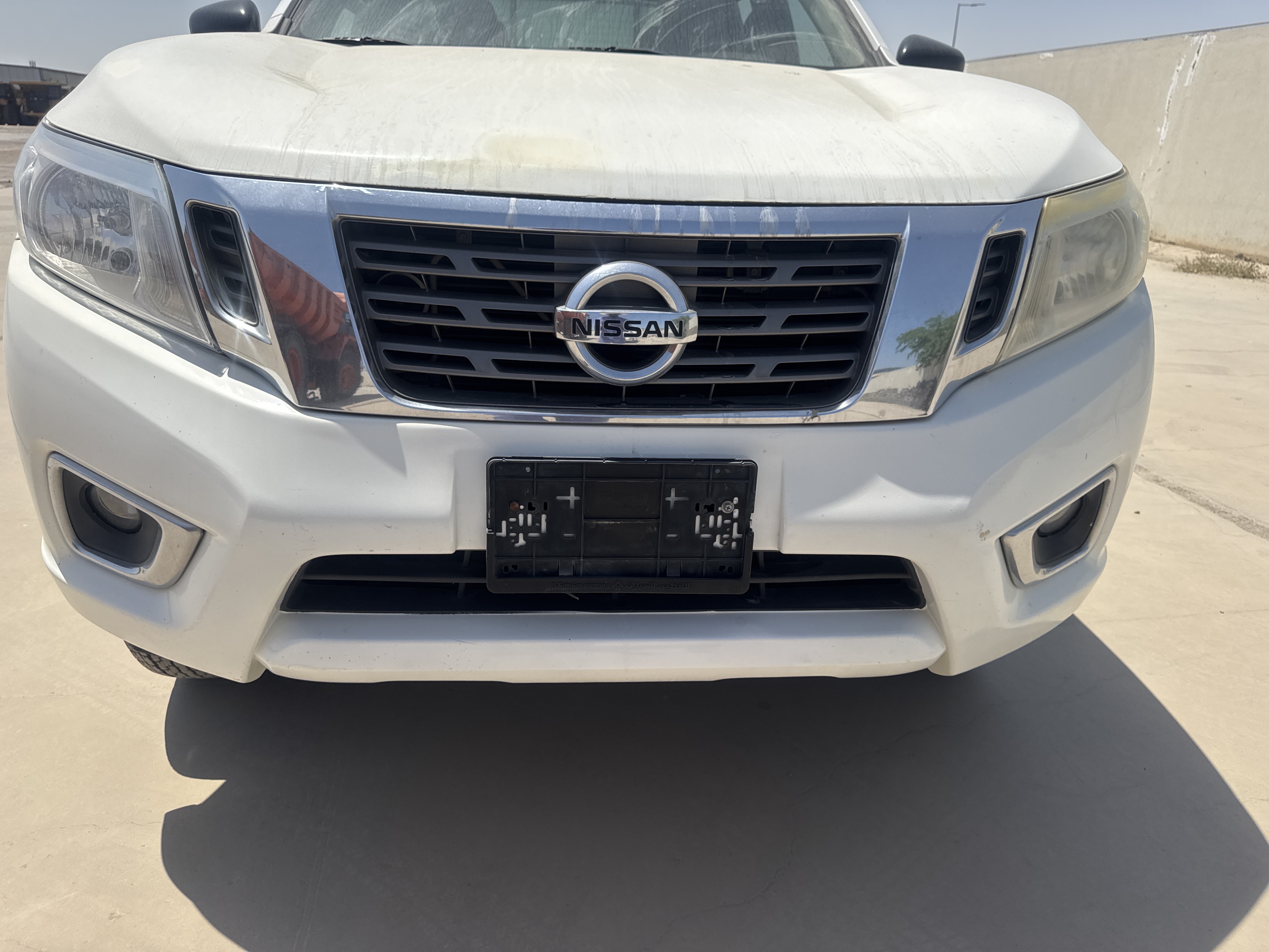 PUV-001-Nissan-Navara-4WD-Pickups-inspection-Exterior-Front-grille-and-bumper-1