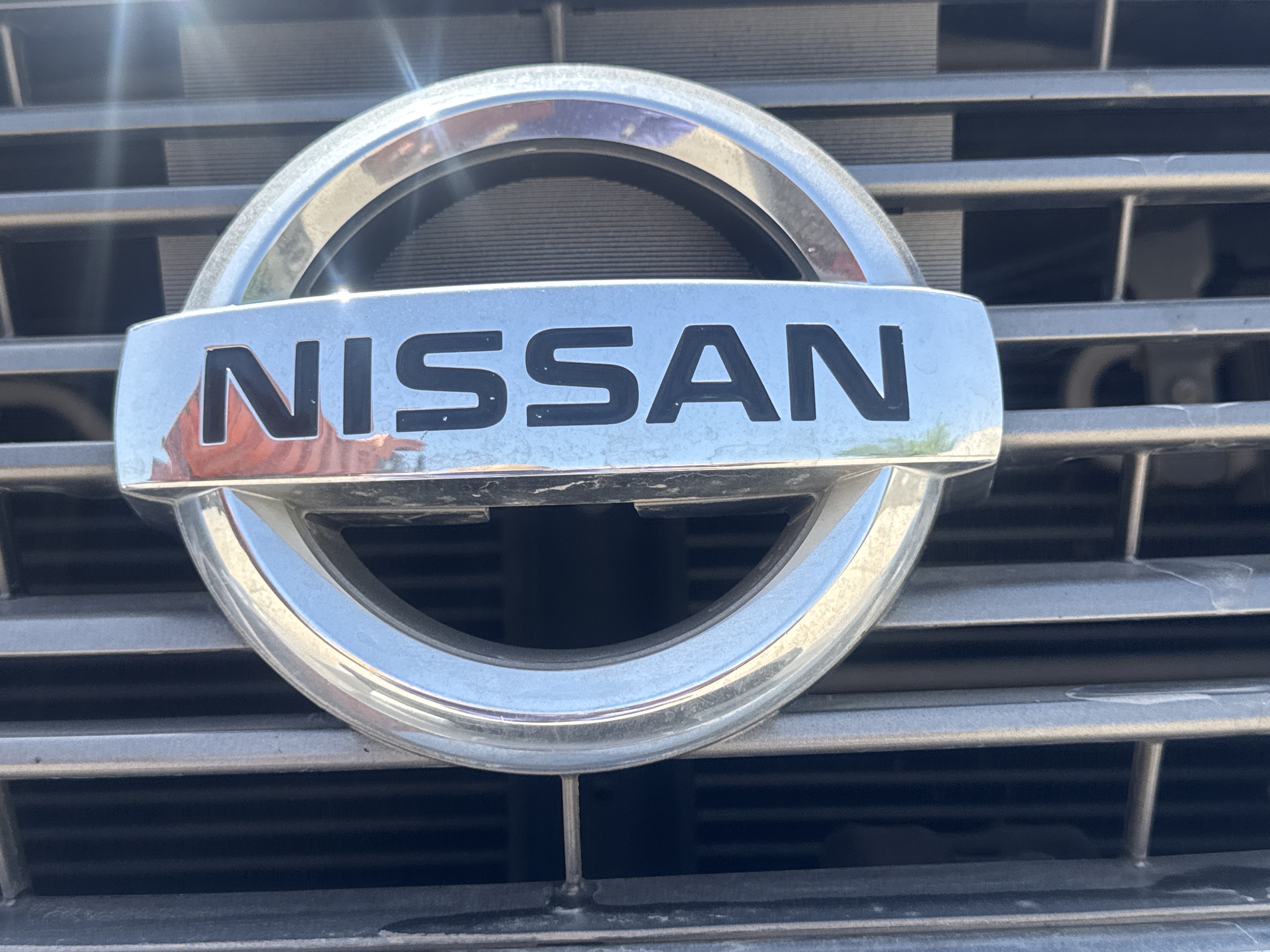 PUV-001-Nissan-Navara-4WD-Pickups-inspection-Exterior-Front-logo-1