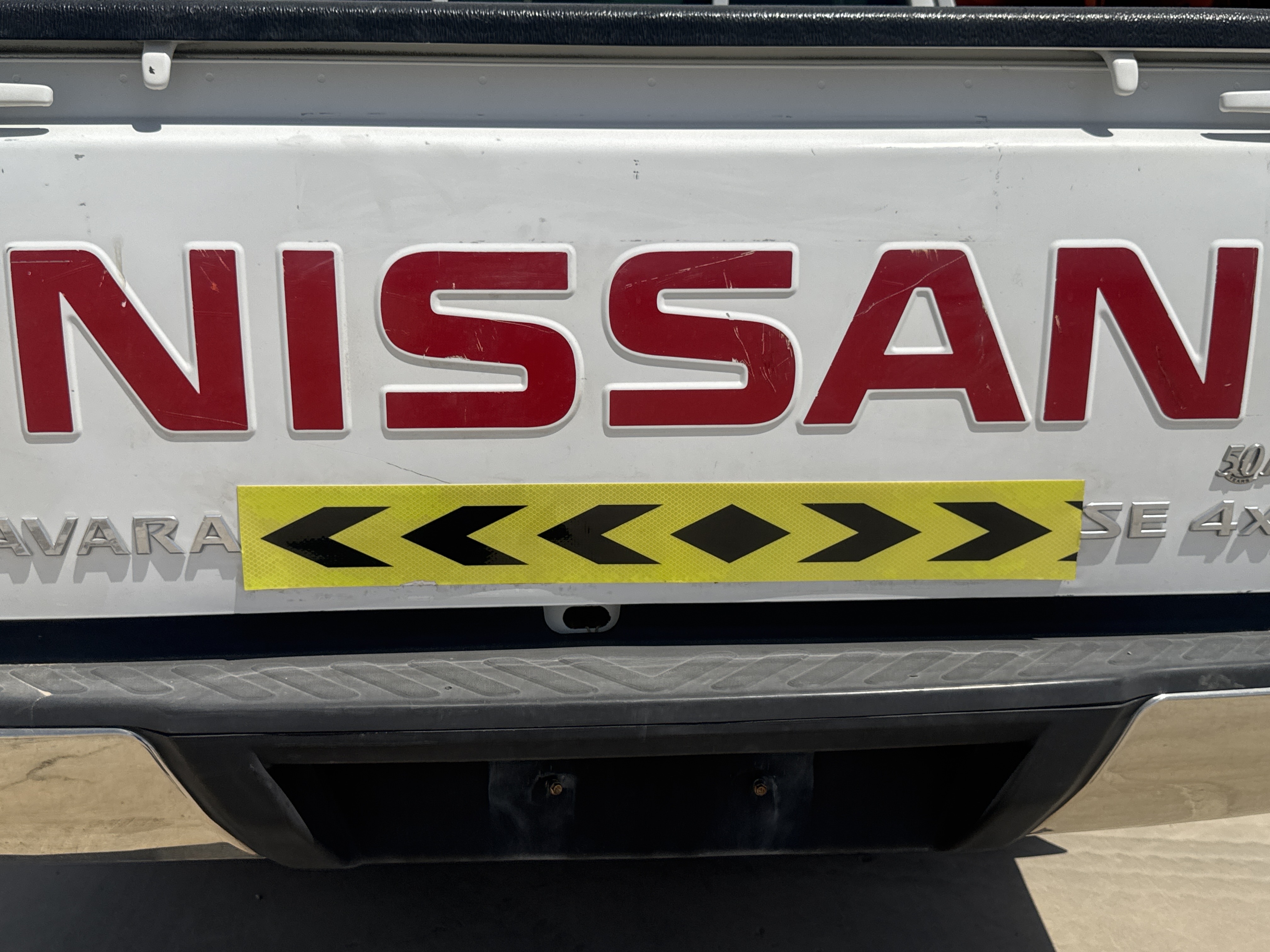 PUV-001-Nissan-Navara-4WD-Pickups-inspection-Exterior-Rear-logo-1