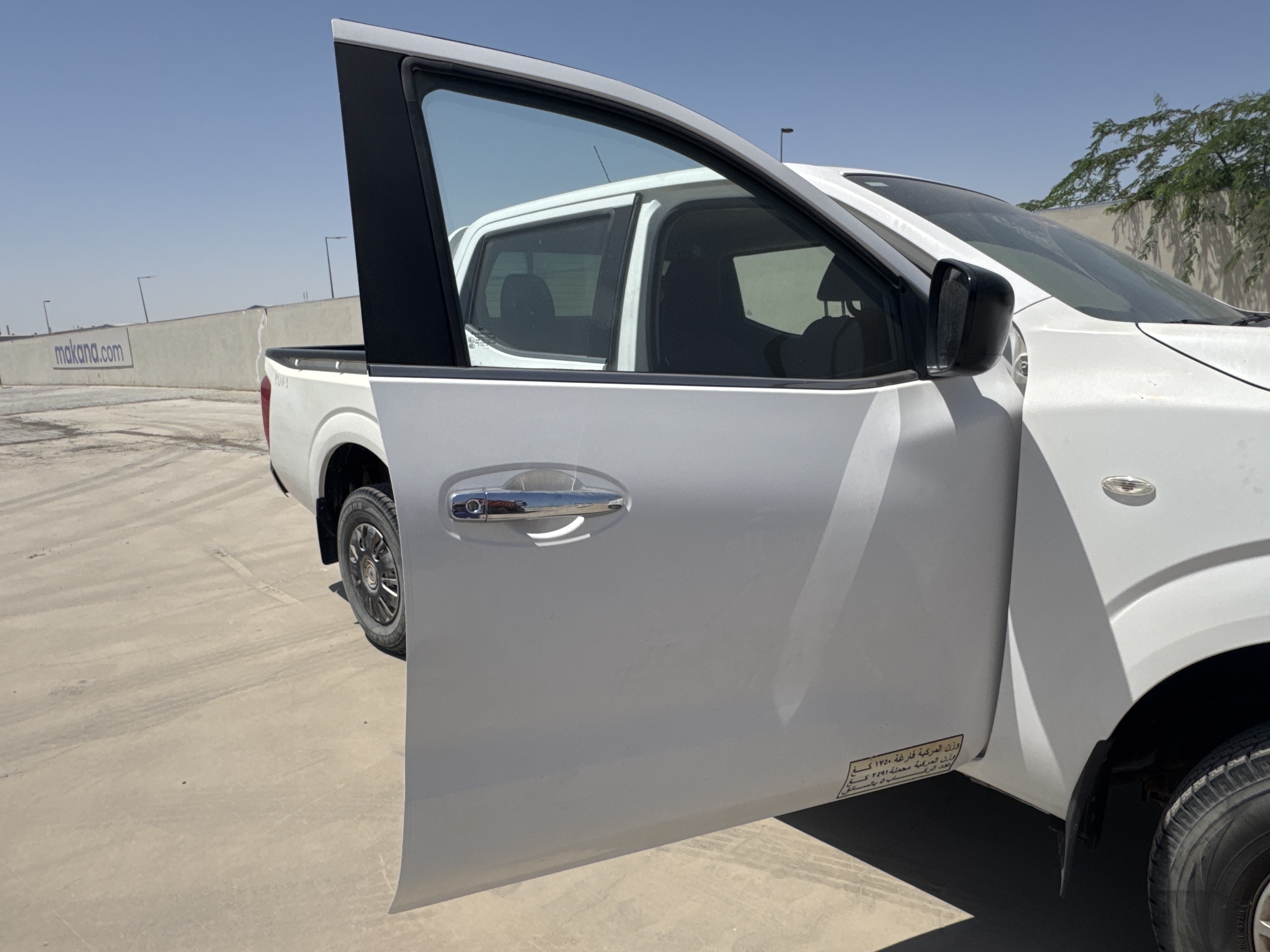 PUV-001-Nissan-Navara-4WD-Pickups-inspection-Exterior-Front-right-door-1