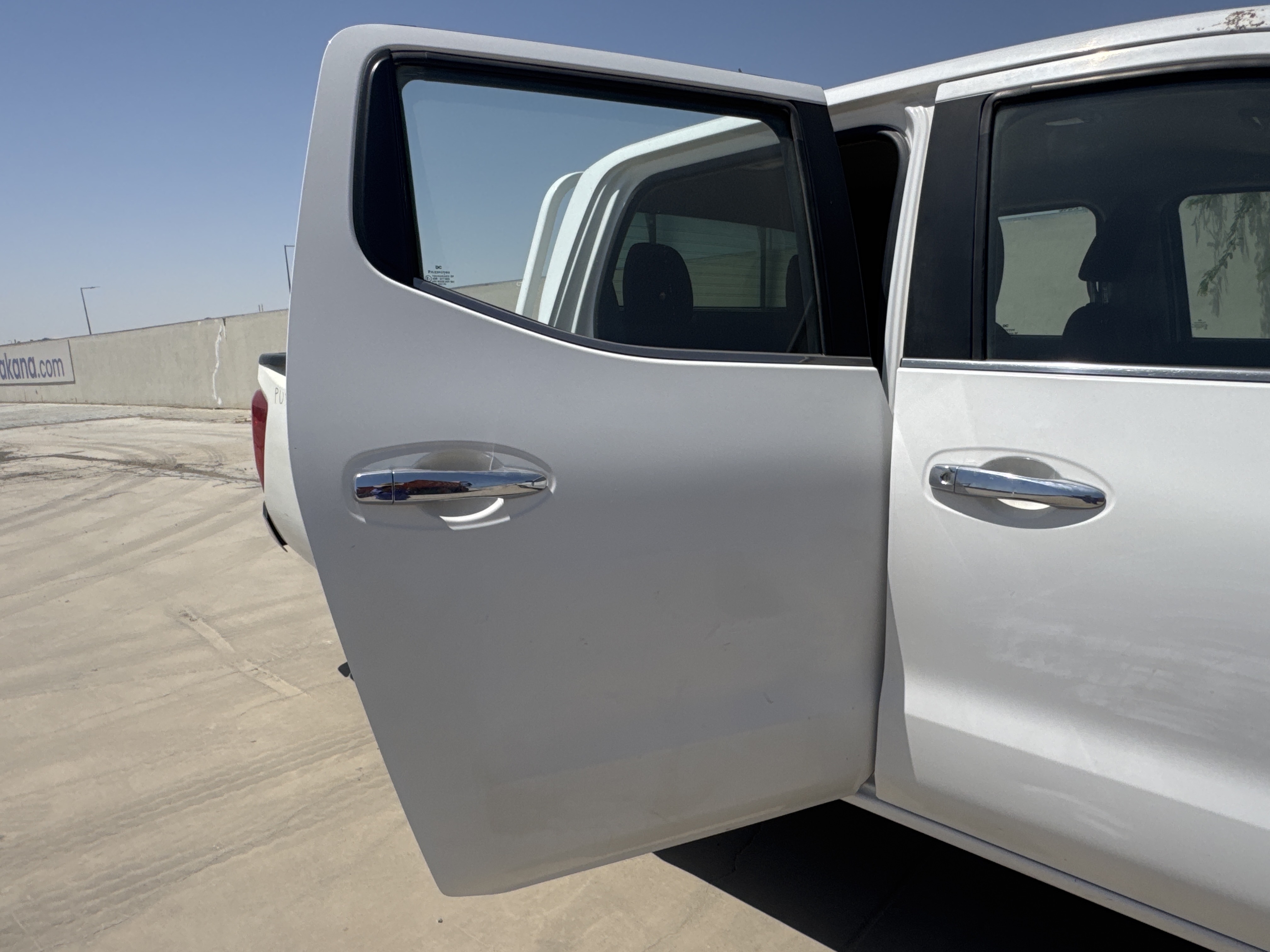 PUV-001-Nissan-Navara-4WD-Pickups-inspection-Exterior-Rear-right-door-1