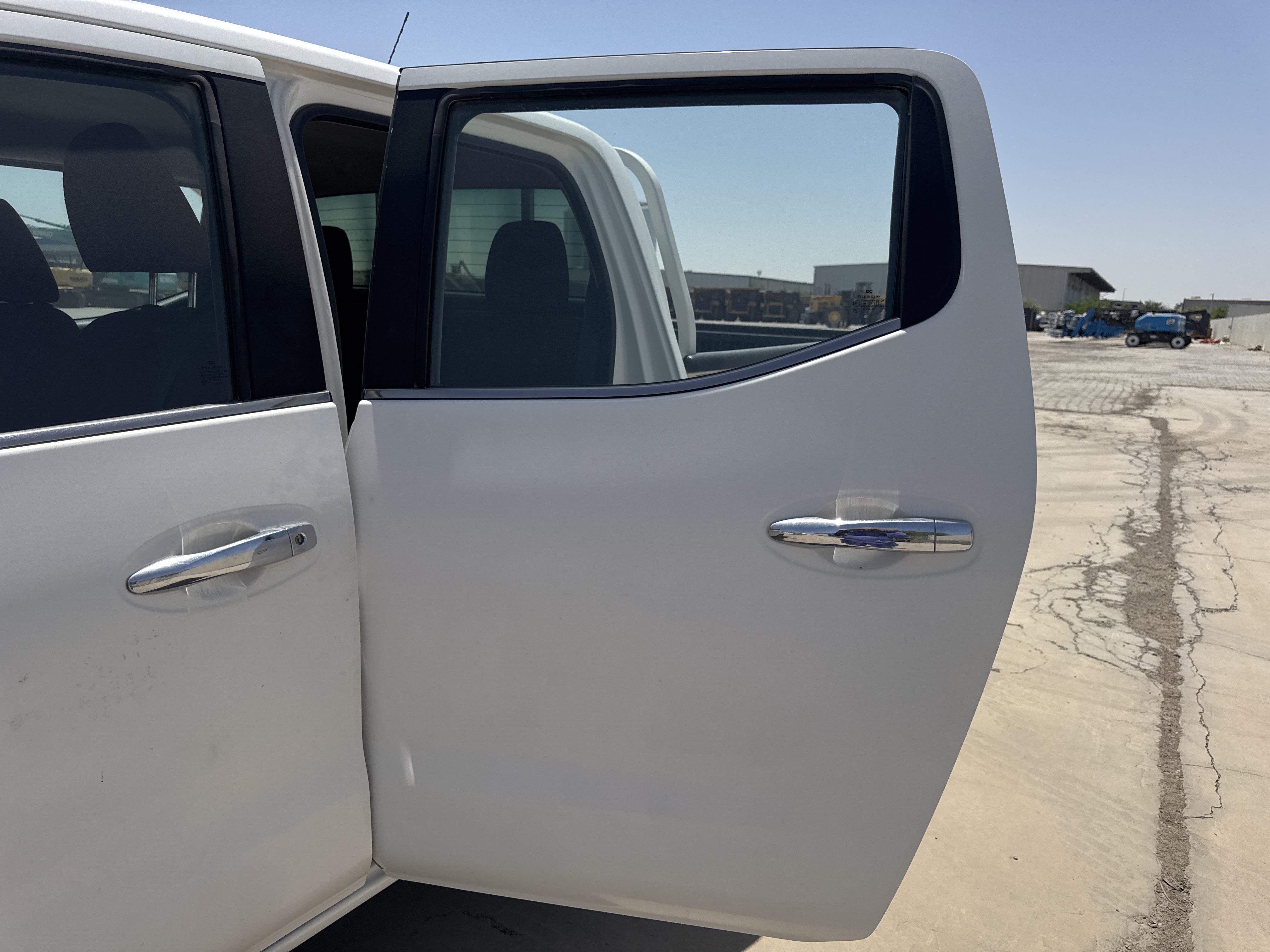 PUV-001-Nissan-Navara-4WD-Pickups-inspection-Exterior-Rear-left-door-1