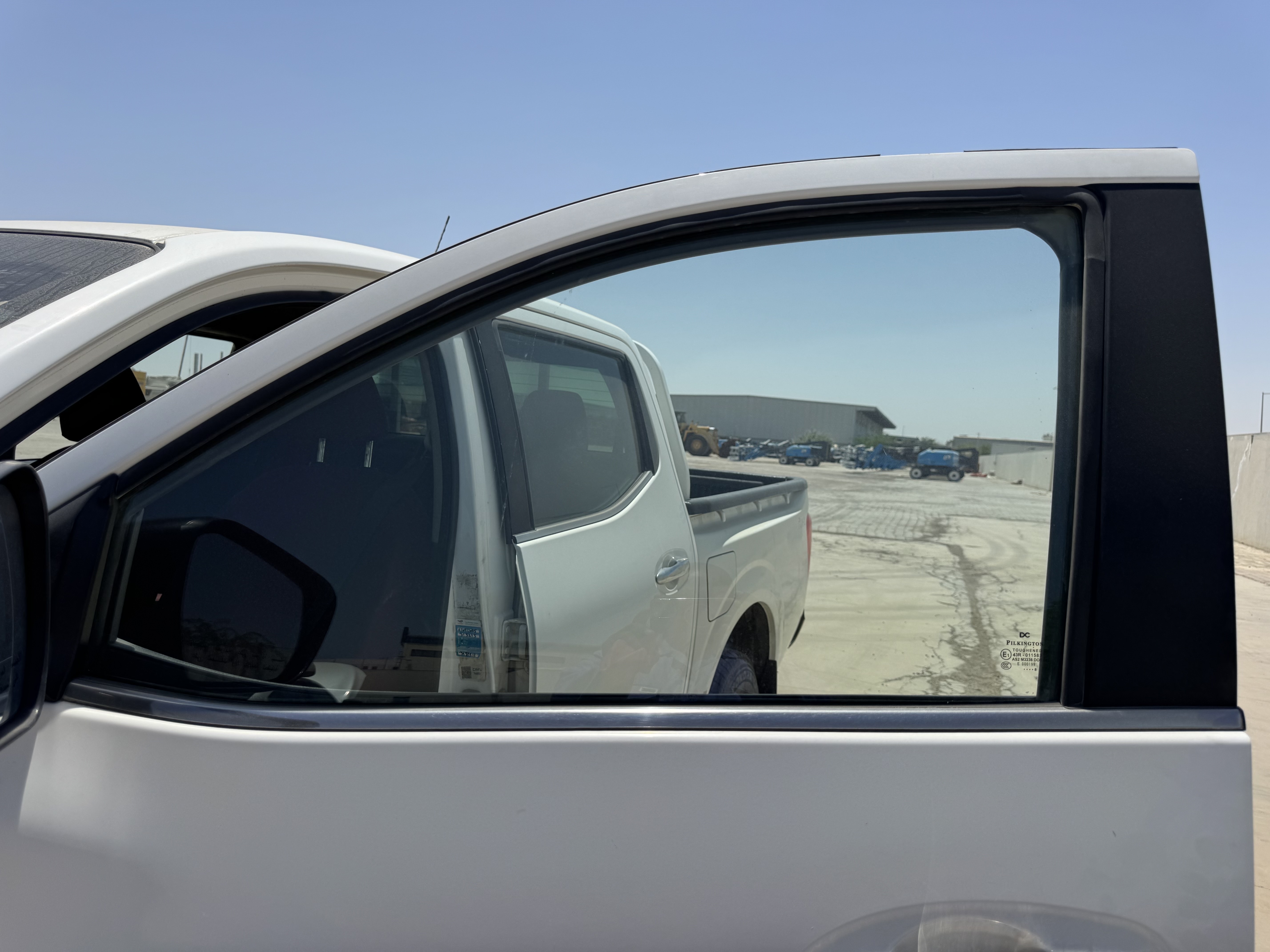 PUV-001-Nissan-Navara-4WD-Pickups-inspection-Exterior-Front-left-door-glass-1