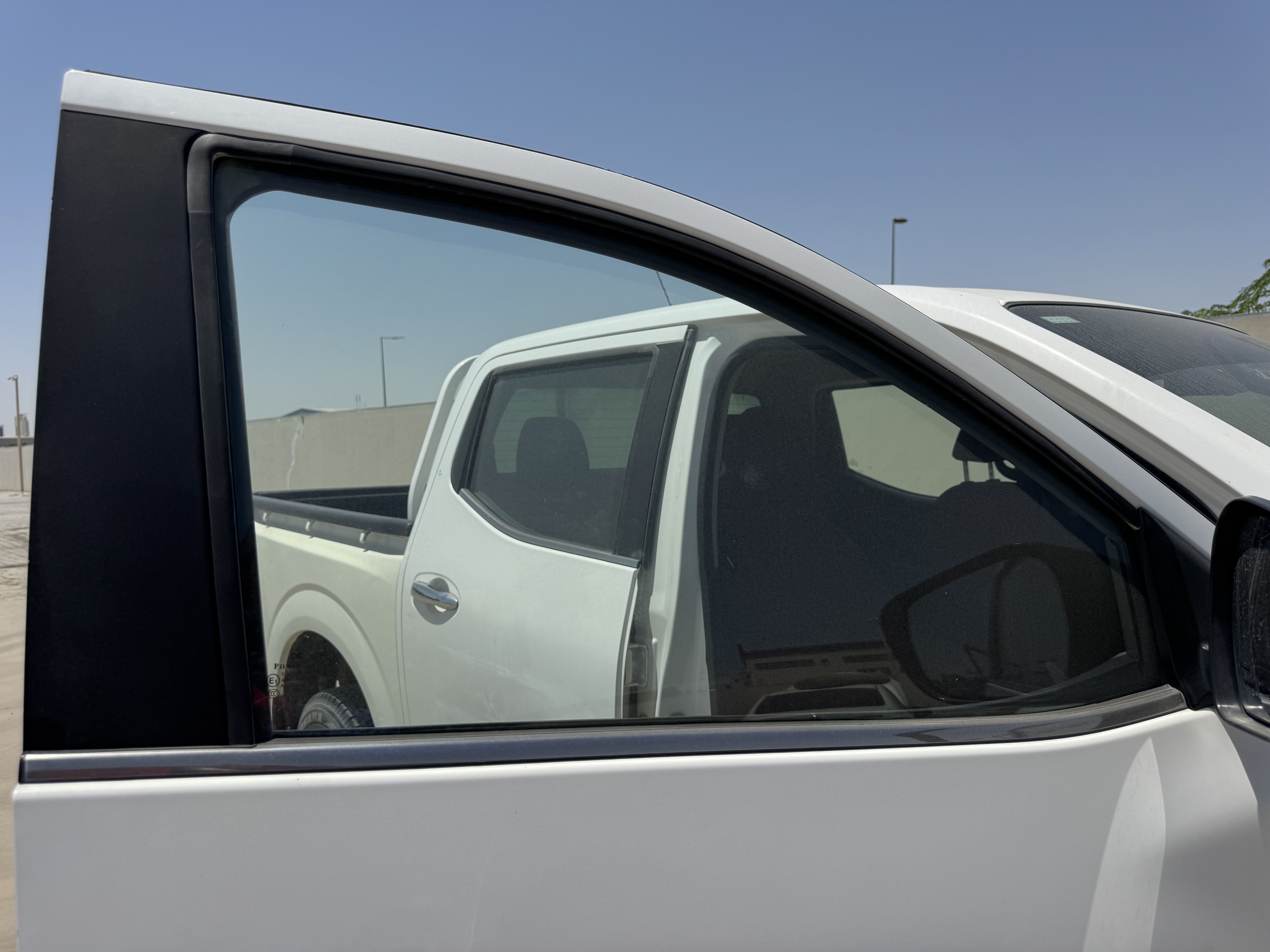 PUV-001-Nissan-Navara-4WD-Pickups-inspection-Exterior-Front-right-door-glass-1
