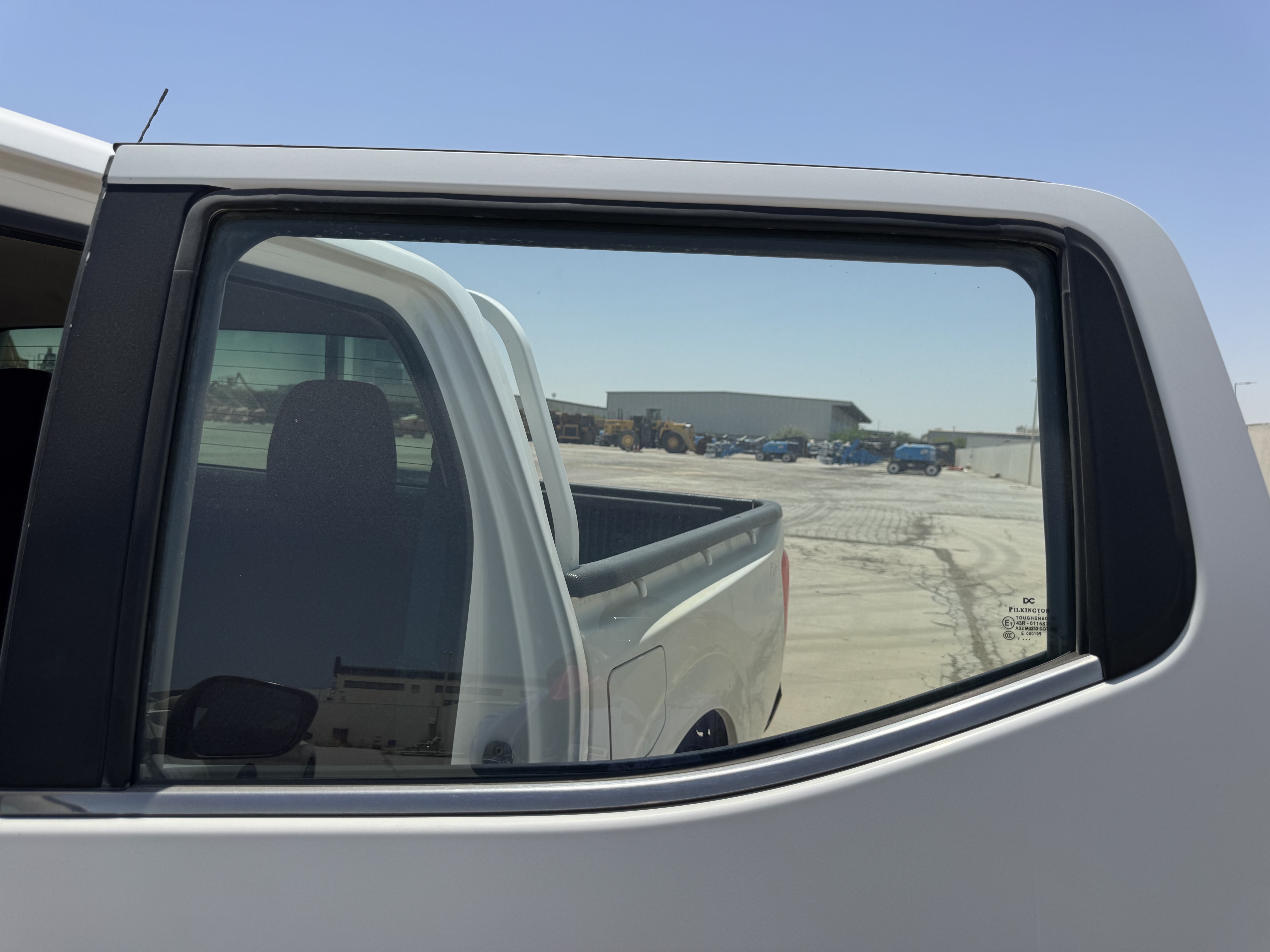 PUV-001-Nissan-Navara-4WD-Pickups-inspection-Exterior-Rear-left-door-glass-1