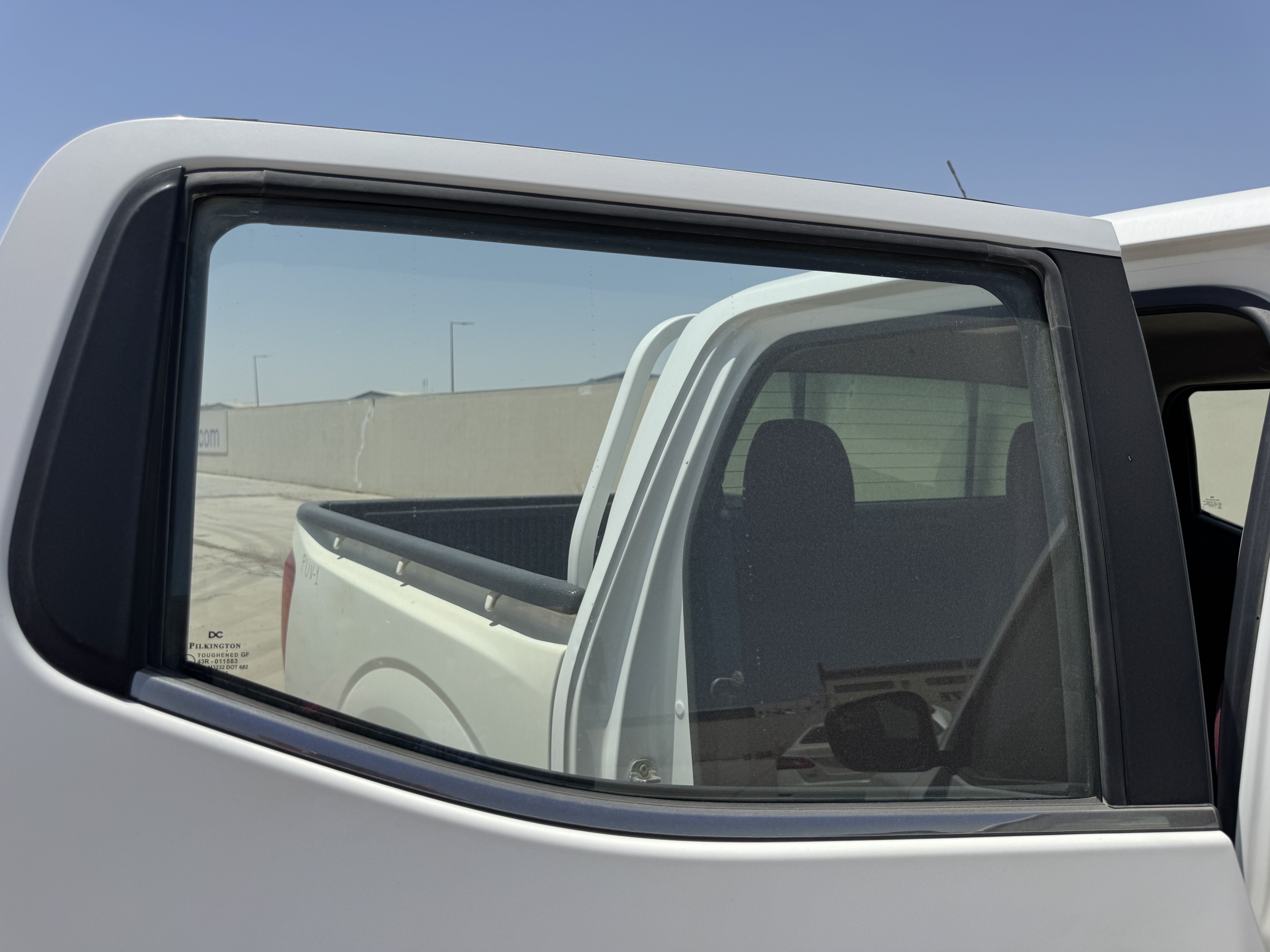 PUV-001-Nissan-Navara-4WD-Pickups-inspection-Exterior-Rear-right-door-glass-1