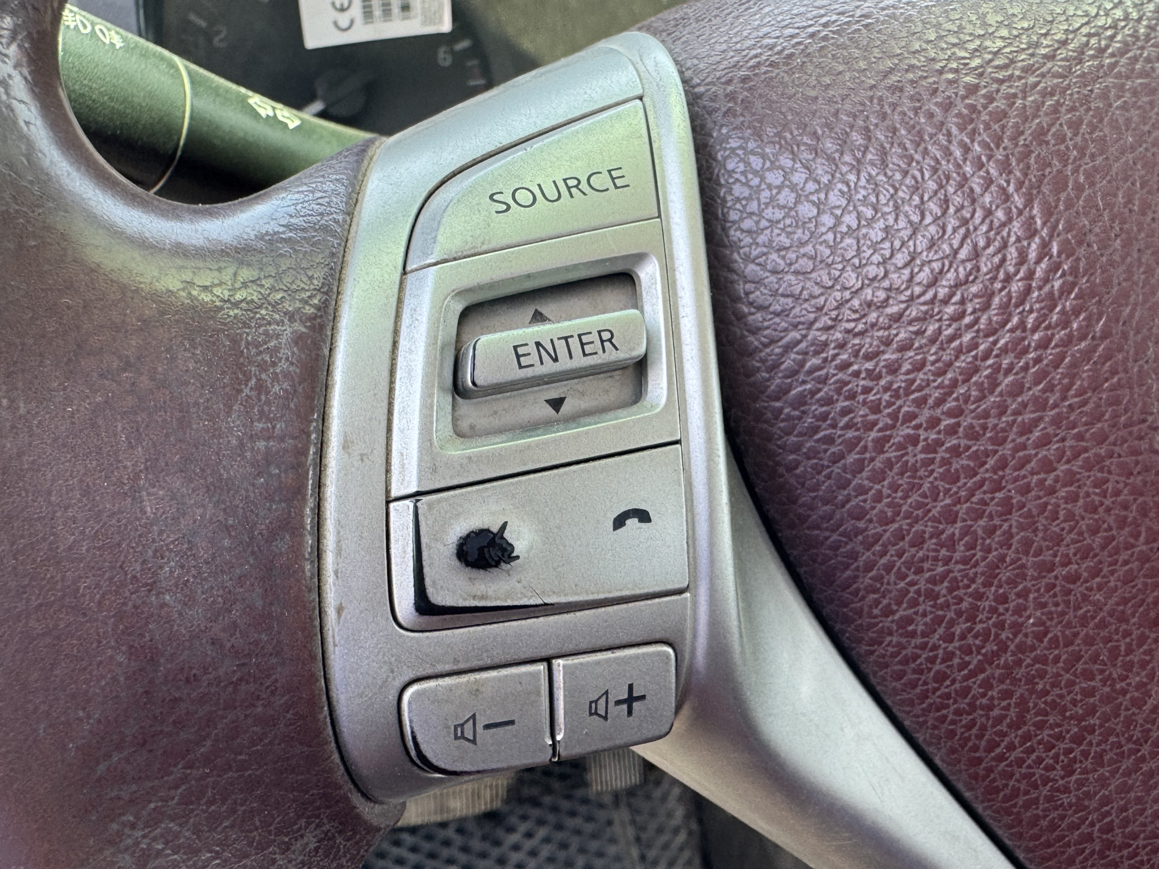 PUV-001-Nissan-Navara-4WD-Pickups-inspection-Interior-Steering-mounted-controls-1