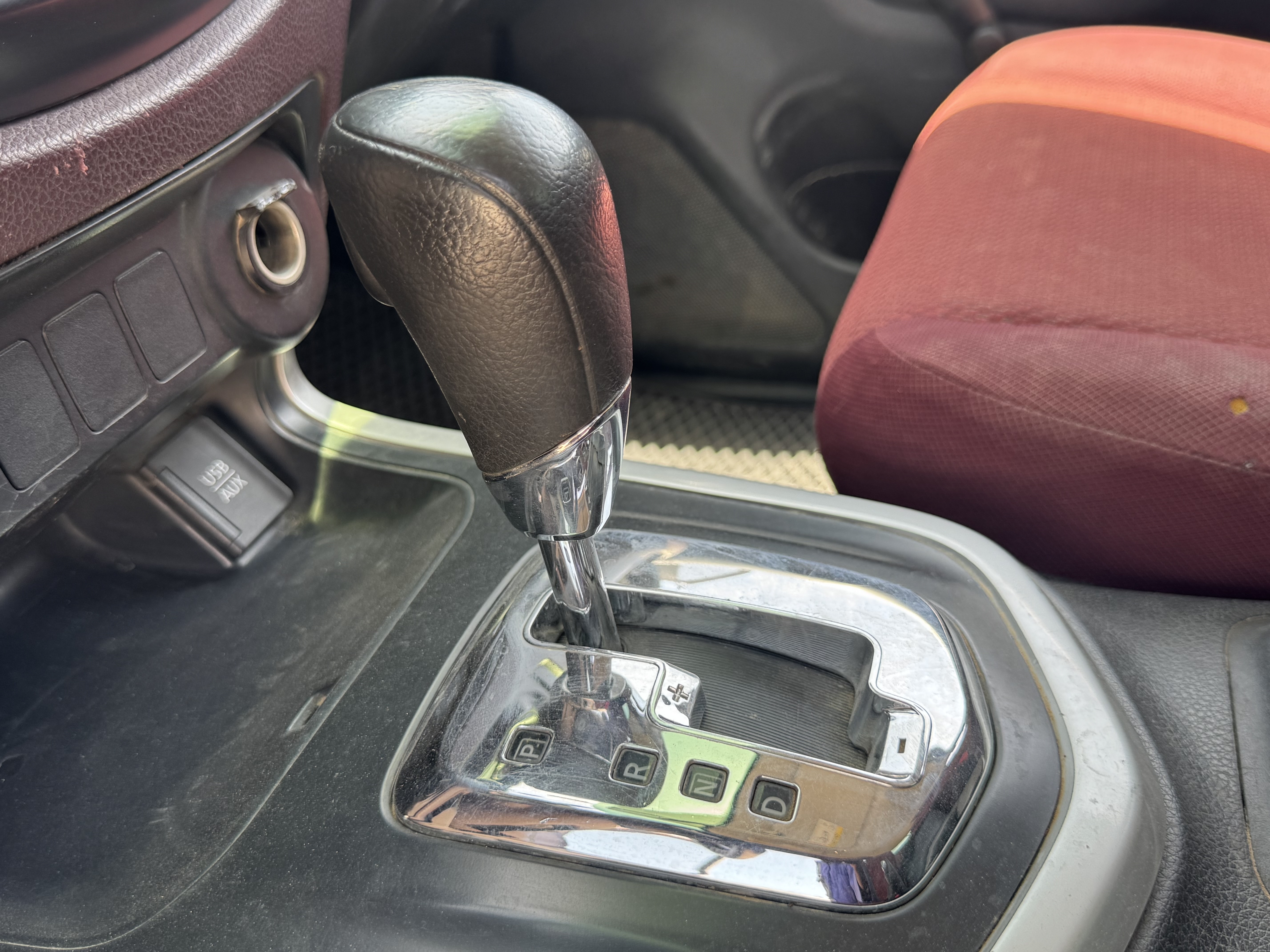 PUV-001-Nissan-Navara-4WD-Pickups-inspection-Interior-Gear-knob-1