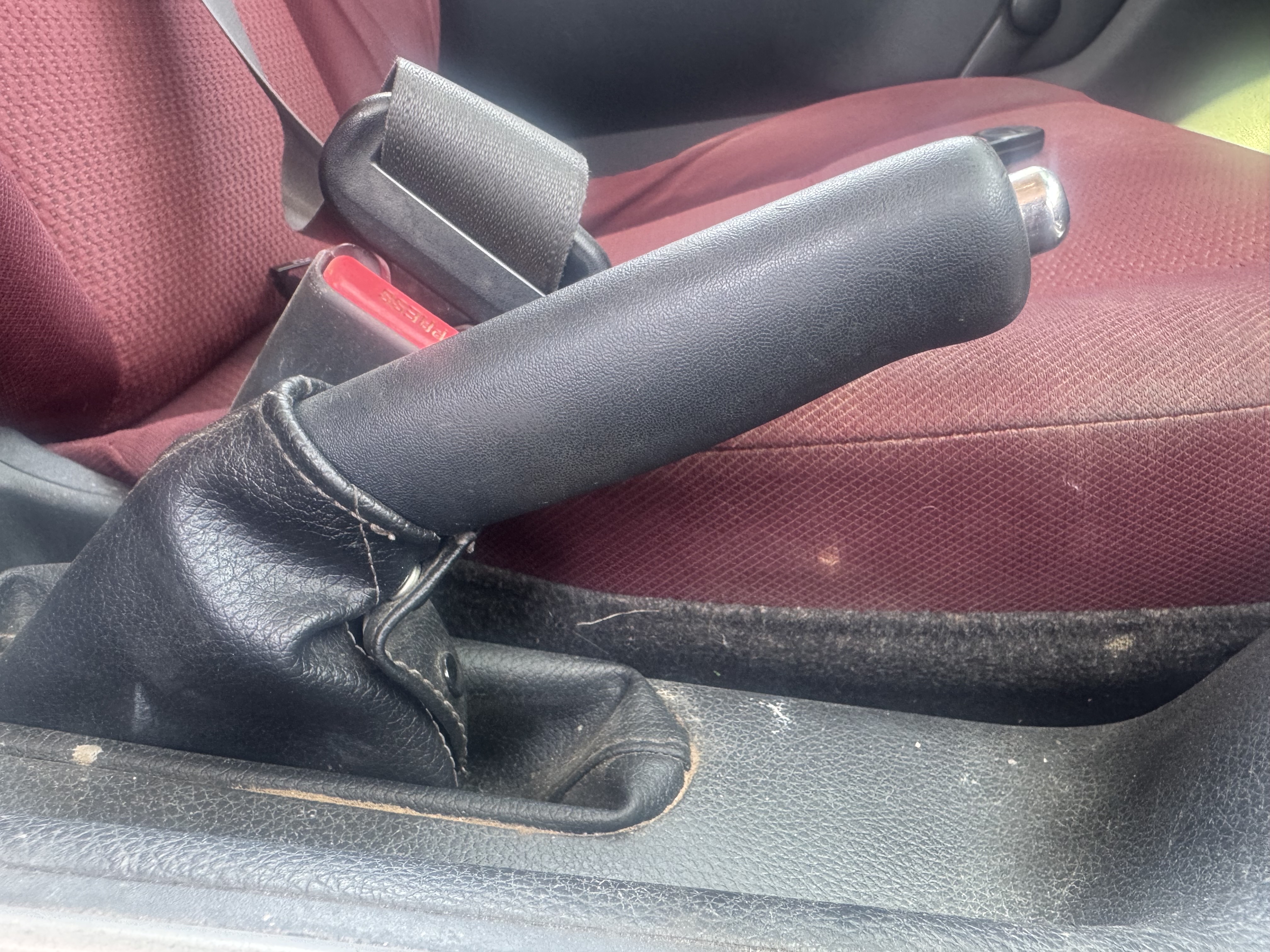 PUV-001-Nissan-Navara-4WD-Pickups-inspection-Interior-Handbrake-1